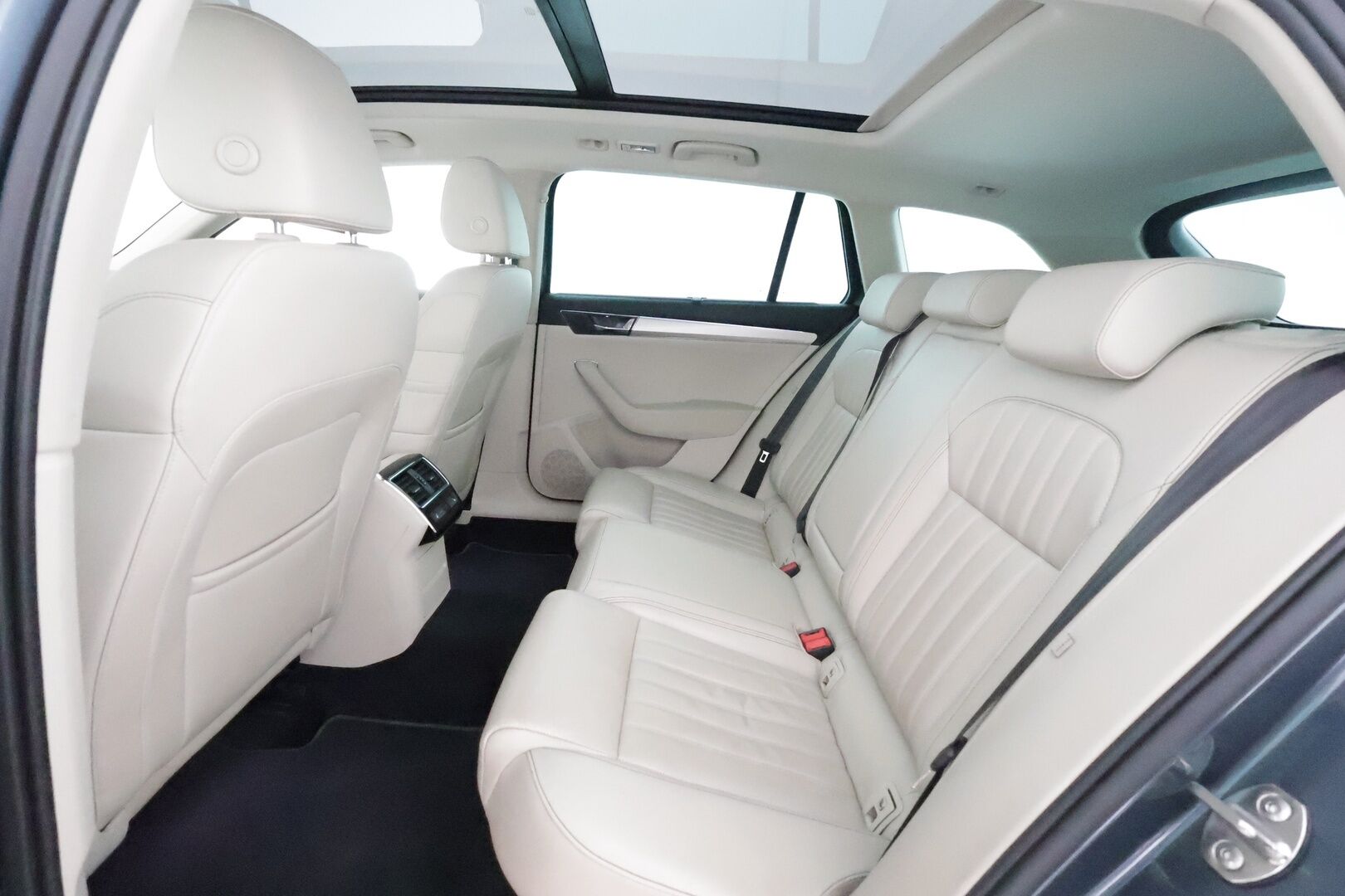 Skoda Superb 2021 Combi 1,4 TSI PHEV L&K iV DSG Autom. ** 1-Om Suomi auto / Adapt.vakkari / Koukku / Webasto / Matrix LED / Canton - Facelift / Panorama / 360 kamera / Ilmastoidut nahat / Hierova kuljettajan istuin / Apple&Androit / Keyless / Navi / Digimittari