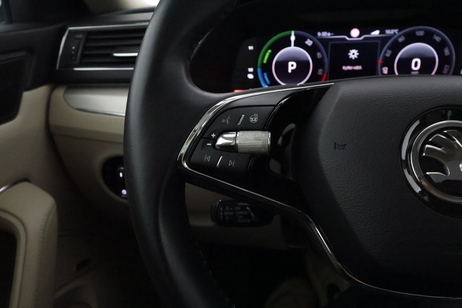 Skoda Superb 2021 Combi 1,4 TSI PHEV L&K iV DSG Autom. ** 1-Om Suomi auto / Adapt.vakkari / Koukku / Webasto / Matrix LED / Canton - Facelift / Panorama / 360 kamera / Ilmastoidut nahat / Hierova kuljettajan istuin / Apple&Androit / Keyless / Navi / Digimittari