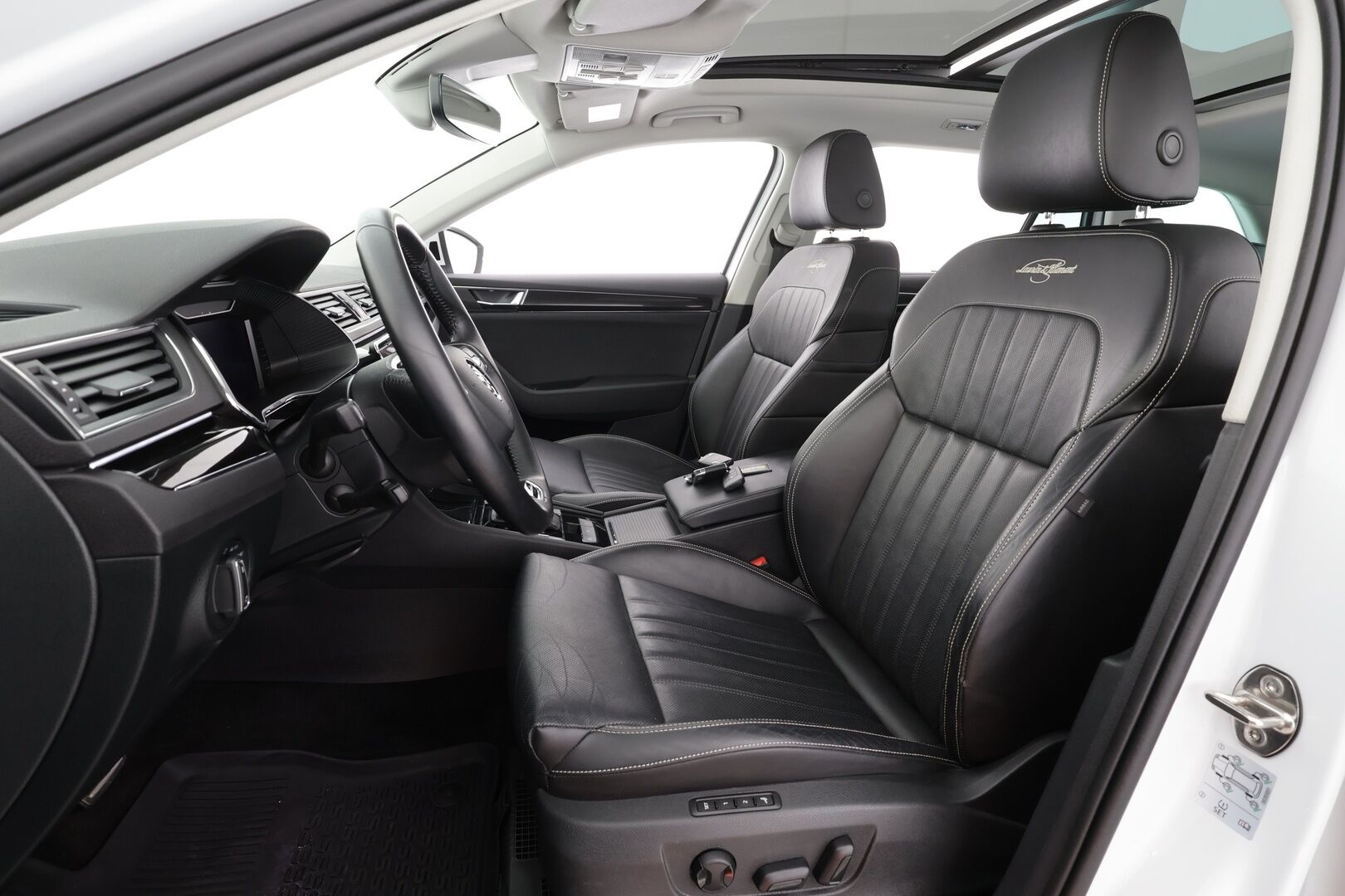 Skoda Superb 2021 Combi 1,4TSI PHEV L&K iV DSG * Webasto / Canton / ACC / Panorama / Matrix-LED / 360° / Hierova&Ilmastoitu Muistipenkki * - 1-om Suomi-auto / 2x Latauskaapelit / Kahdet renkaat