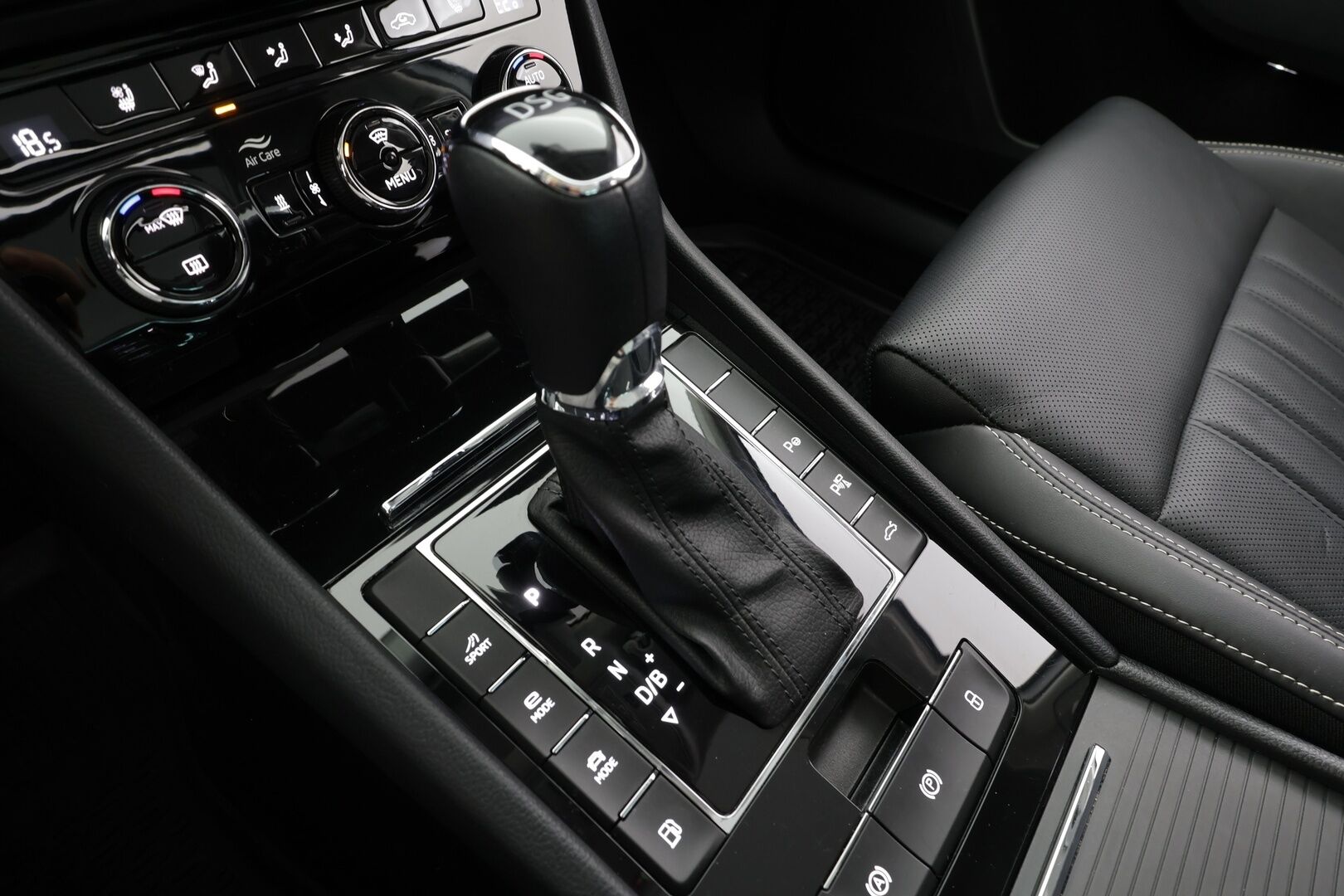 Skoda Superb 2021 Combi 1,4TSI PHEV L&K iV DSG * Webasto / Canton / ACC / Panorama / Matrix-LED / 360° / Hierova&Ilmastoitu Muistipenkki * - 1-om Suomi-auto / 2x Latauskaapelit / Kahdet renkaat