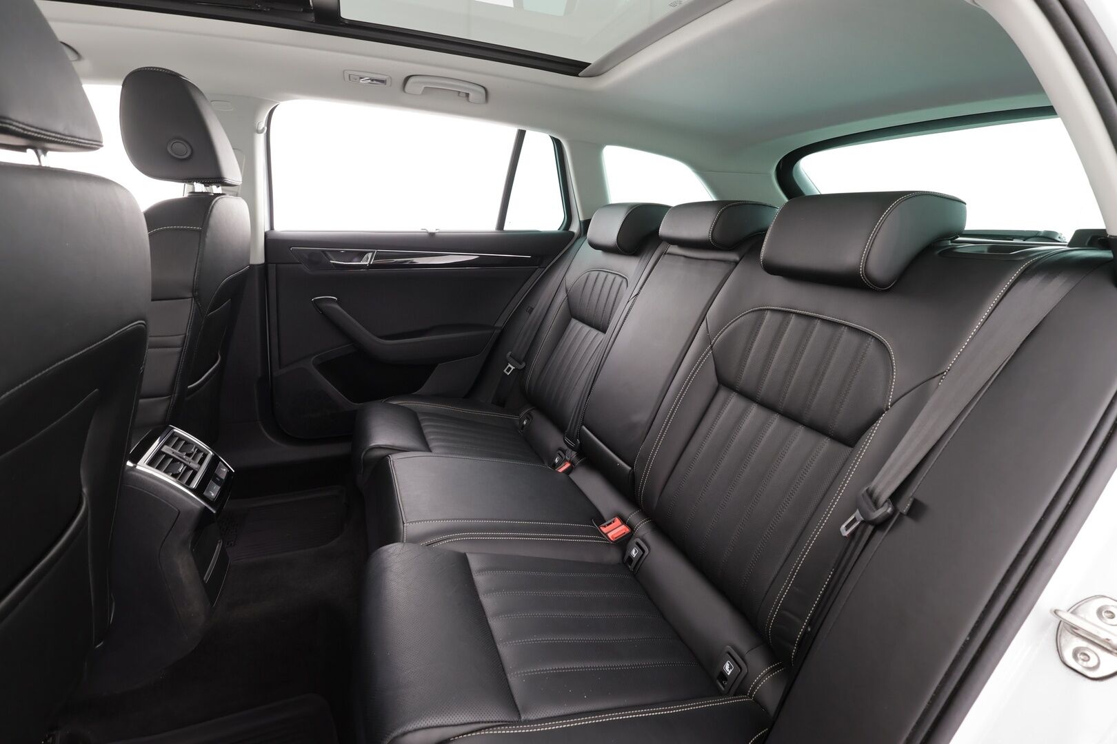 Skoda Superb 2021 Combi 1,4TSI PHEV L&K iV DSG * Webasto / Canton / ACC / Panorama / Matrix-LED / 360° / Hierova&Ilmastoitu Muistipenkki * - 1-om Suomi-auto / 2x Latauskaapelit / Kahdet renkaat