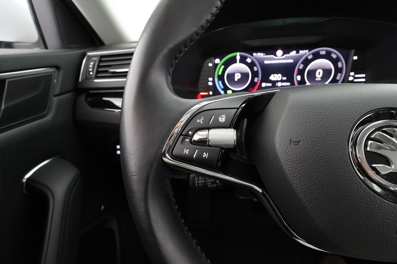 Skoda Superb 2021 Combi 1,4TSI PHEV L&K iV DSG * Webasto / Canton / ACC / Panorama / Matrix-LED / 360° / Hierova&Ilmastoitu Muistipenkki * - 1-om Suomi-auto / 2x Latauskaapelit / Kahdet renkaat