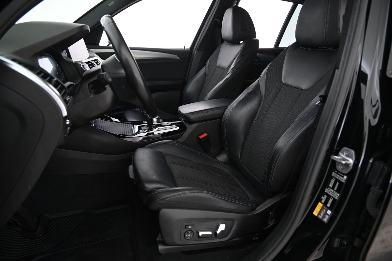 BMW X3 2021 G01 xDrive 30e A Charged Edition xLine * Hifi / Ambient / M-sport ratti / Vetokoukku / Muistipenkki * - 2 Aluvanteet / 93% SoH / Musta sisäkatto