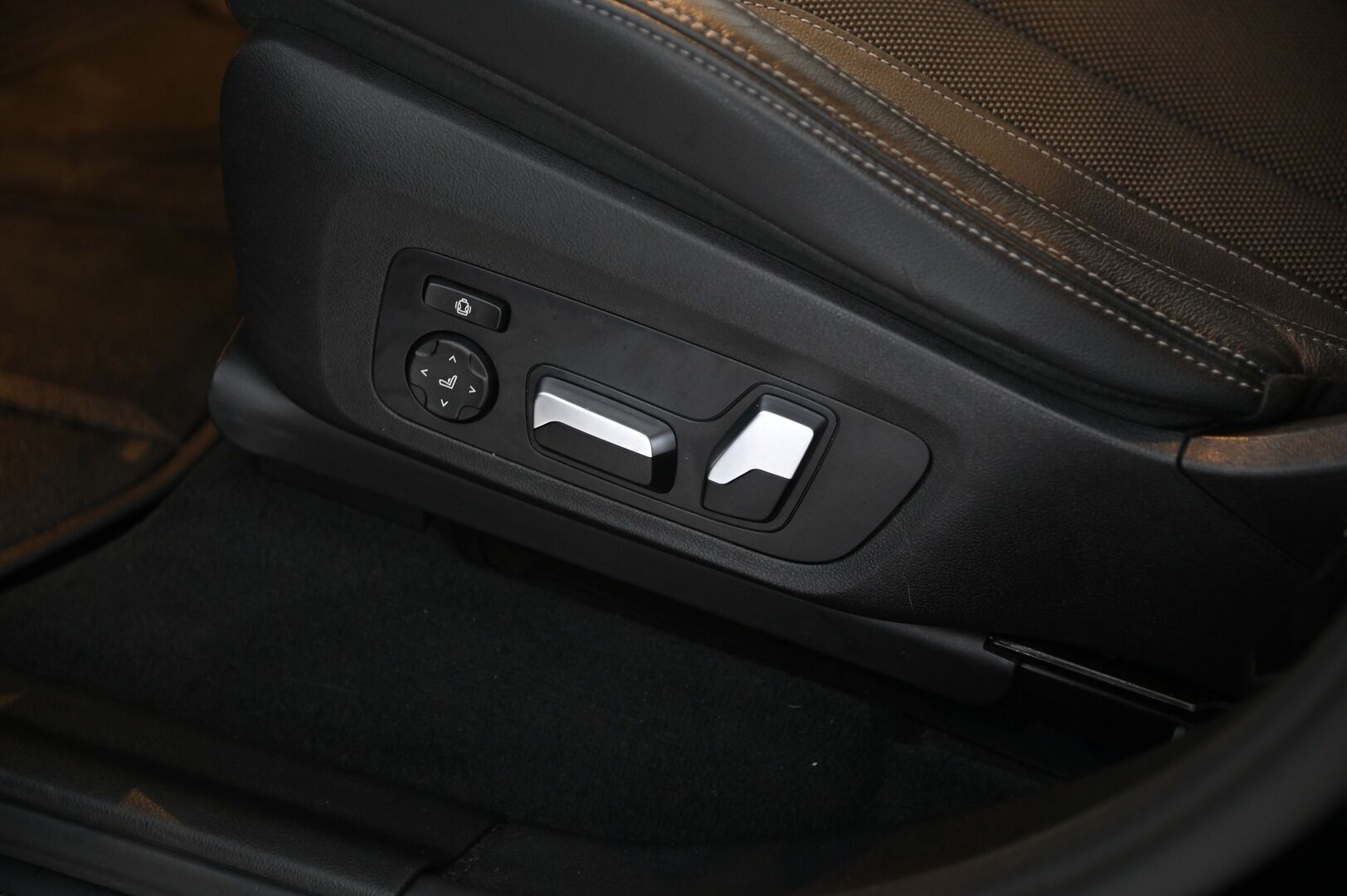 BMW X3 2021 G01 xDrive 30e A Charged Edition xLine * Hifi / Ambient / M-sport ratti / Vetokoukku / Muistipenkki * - 2 Aluvanteet / 93% SoH / Musta sisäkatto