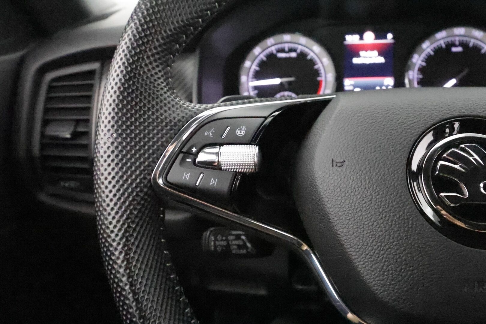 Skoda Kodiaq 2021 2,0 TDI 150 SportLine DSG ** Webasto / Koukku / Adapt.Vakkari / 360° Kamera / LED-valot / Canton / Muistipenkki ** - Suomi-auto / Kahdet Renkaat