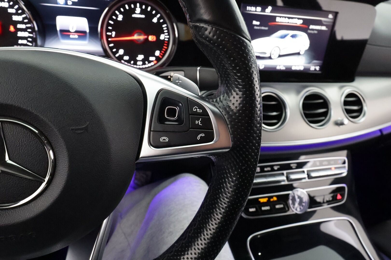 Mercedes-Benz E 2017 220 d T A Business AMG * Webasto / Koukku / LED-High Performance / P.Kamera / Sportpenkit / Navi / Ambient-valot * - Kahdet renkaat - HULLU BLACKWEEK KORKOTARJOUS 2,49%