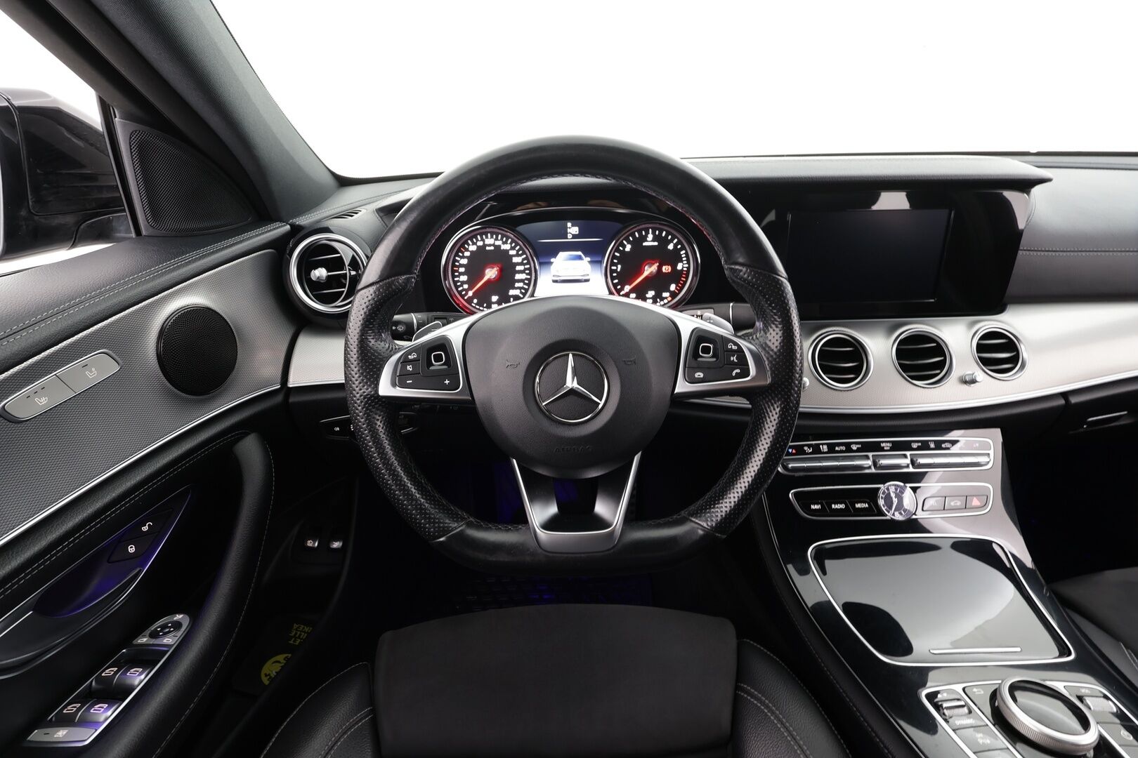 Mercedes-Benz E 2017 220 d T A Business AMG * Webasto / Koukku / LED-High Performance / P.Kamera / Sportpenkit / Navi / Ambient-valot * - Kahdet renkaat - HULLU BLACKWEEK KORKOTARJOUS 2,49%