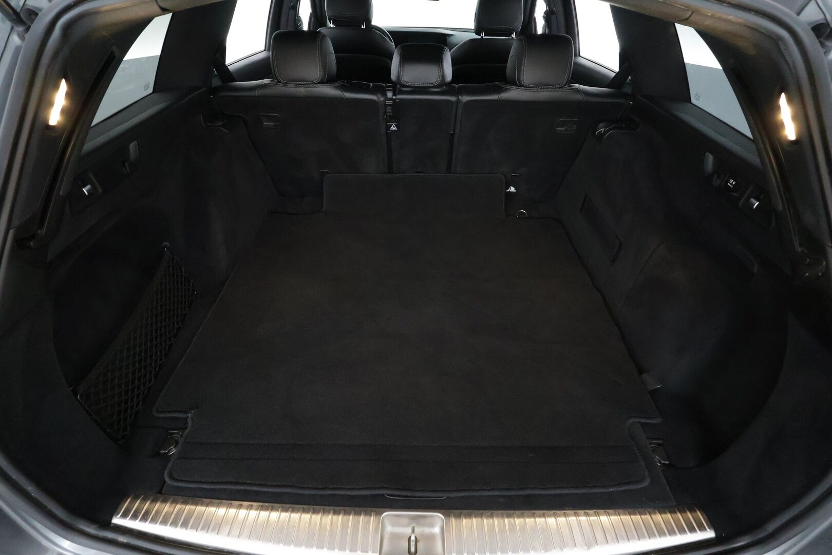 Mercedes-Benz E 2017 220 d T A Business AMG * Webasto / Koukku / LED-High Performance / P.Kamera / Sportpenkit / Navi / Ambient-valot * - Kahdet renkaat - HULLU BLACKWEEK KORKOTARJOUS 2,49%