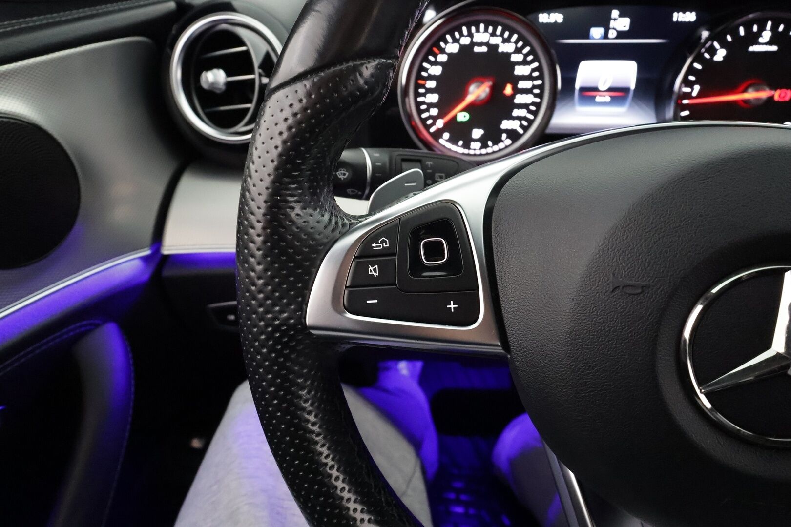 Mercedes-Benz E 2017 220 d T A Business AMG * Webasto / Koukku / LED-High Performance / P.Kamera / Sportpenkit / Navi / Ambient-valot * - Kahdet renkaat / Ilmainen kotiintoimitus