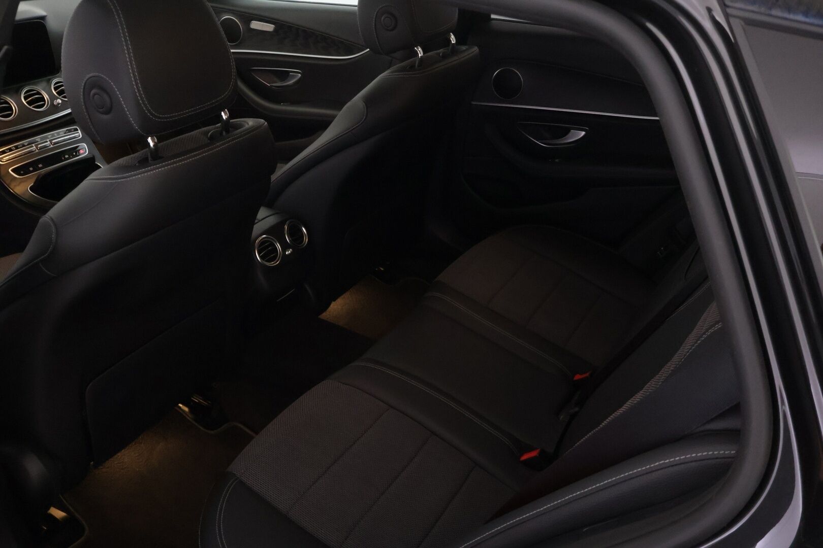 Mercedes-Benz E 2021 300 de 4MATIC T A Business Avantgarde EQ Power - *NIGHT PAKETTI / 2 x RENKAAT / KAMERA / VAKKARI*