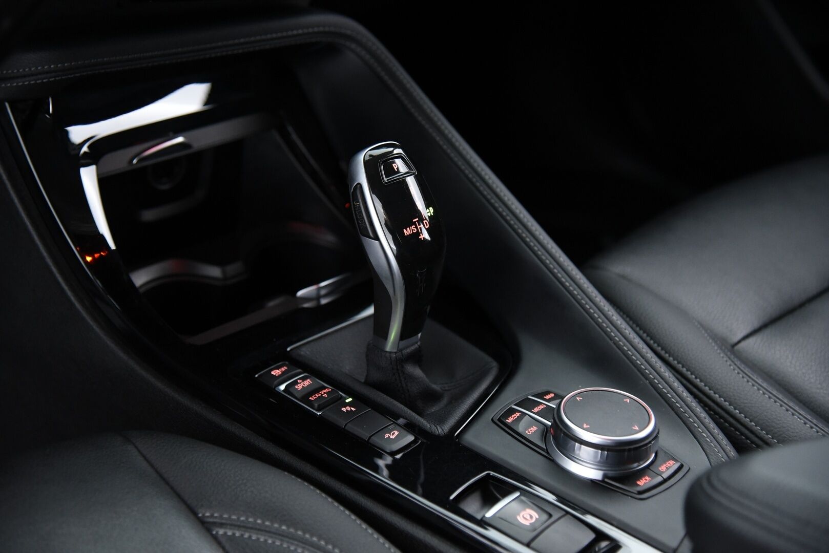 BMW X2 2018 F39 xDrive 20d A Business / Adapt. vak / HUD / Nahat / P-kamera / LED / Merkkihuollettu - Driving Assistant Plus / Comfort Access / Navigation Plus / 2x Michelinin Renkaat!