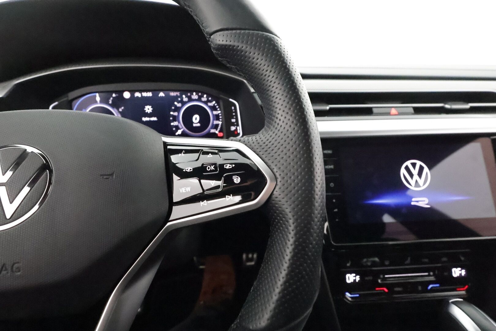 Volkswagen Arteon 2021 Shooting Brake R-Line eHybrid 160 kW DSG-autom. **1.om Suomi-auto / Webasto / Matrix-LED / Adapt.Vakkari / HUD** - 3,99 % KORKOTARJOUS TÄHÄN AUTOON - P. tutkat / Navi / Kaistavahti / KeylessGO / 2x Renkaat