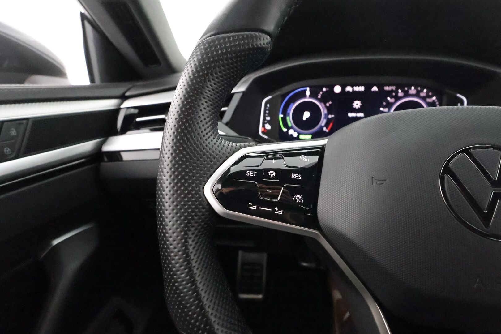 Volkswagen Arteon 2021 Shooting Brake R-Line eHybrid 160 kW DSG-autom. **1.om Suomi-auto / Webasto / Matrix-LED / Adapt.Vakkari / HUD** - 3,99 % KORKOTARJOUS TÄHÄN AUTOON - P. tutkat / Navi / Kaistavahti / KeylessGO / 2x Renkaat