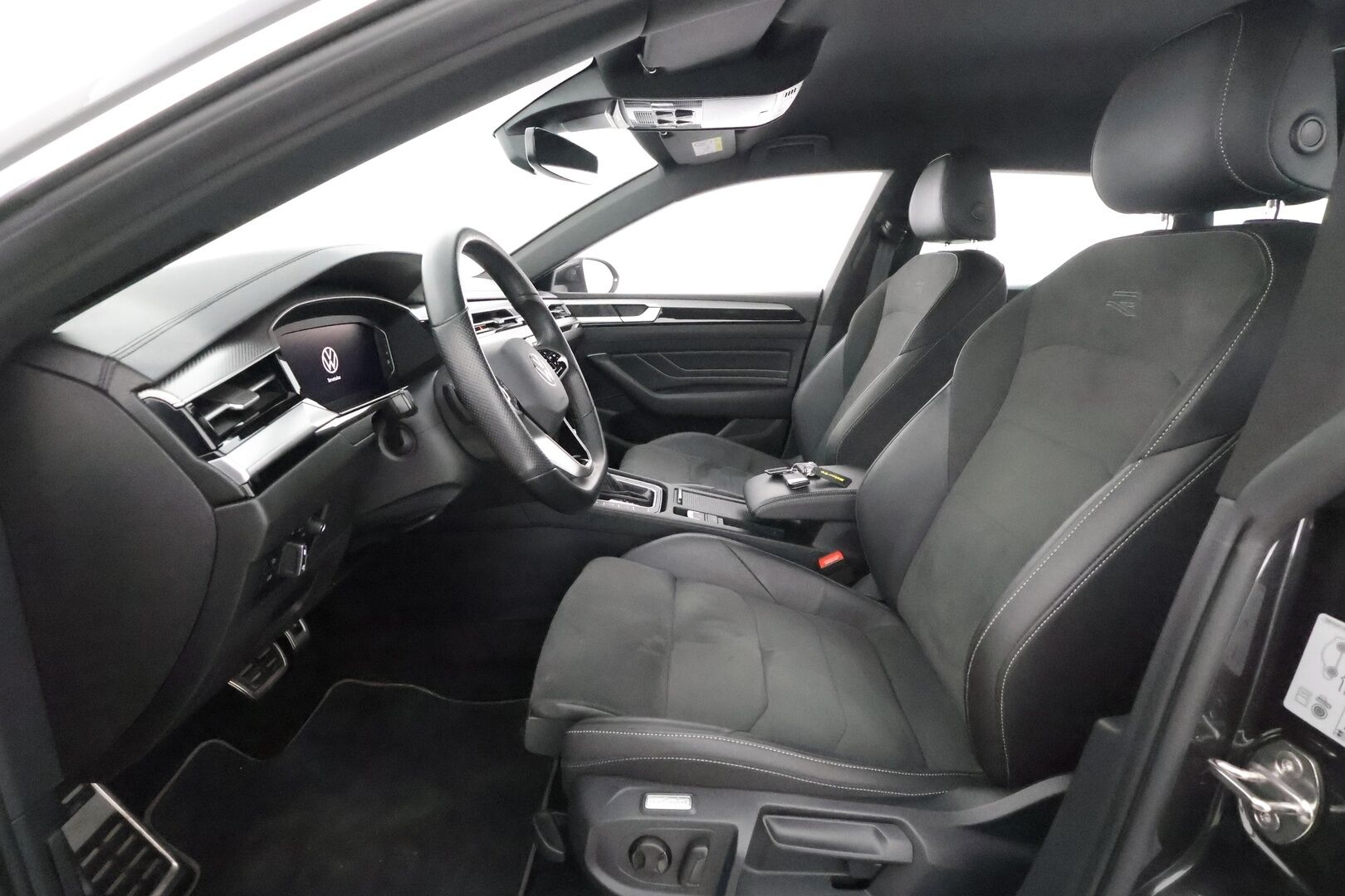 Volkswagen Arteon 2021 Shooting Brake R-Line eHybrid 160 kW DSG-autom. **1.om Suomi-auto / Webasto / Matrix-LED / Adapt.Vakkari / HUD** - 3,99 % KORKOTARJOUS TÄHÄN AUTOON - P. tutkat / Navi / Kaistavahti / KeylessGO / 2x Renkaat