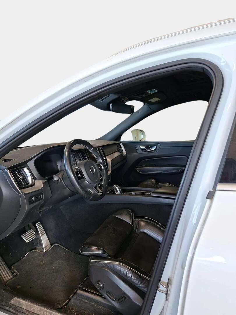 Volvo XC60 2018 T8 AWD R-Design aut * ACC / Kamera / Navi / Koukku / Panorama / Full Led System * - Jakohihna vaihdettu / Kahdet OEM vanteet / SOH 87.7% / Seuraava katsastus 09/2027 - HULLUT AVAJAISHULINAT KORKOTARJOUS 3,29 %