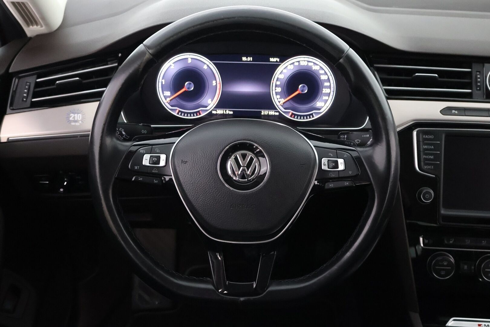 Volkswagen Passat 2015 Variant Highline 2,0 TDI Biturbo 176 kW (240 hv) BMT 4MOTION DSG-aut - Webasto / Adapt.vakkari / Ilmastoidut  ruskeat nahat / Hierova penkki / Digimittaristo / Adapt.LED / Vetokoukku / Siisti yksilö!