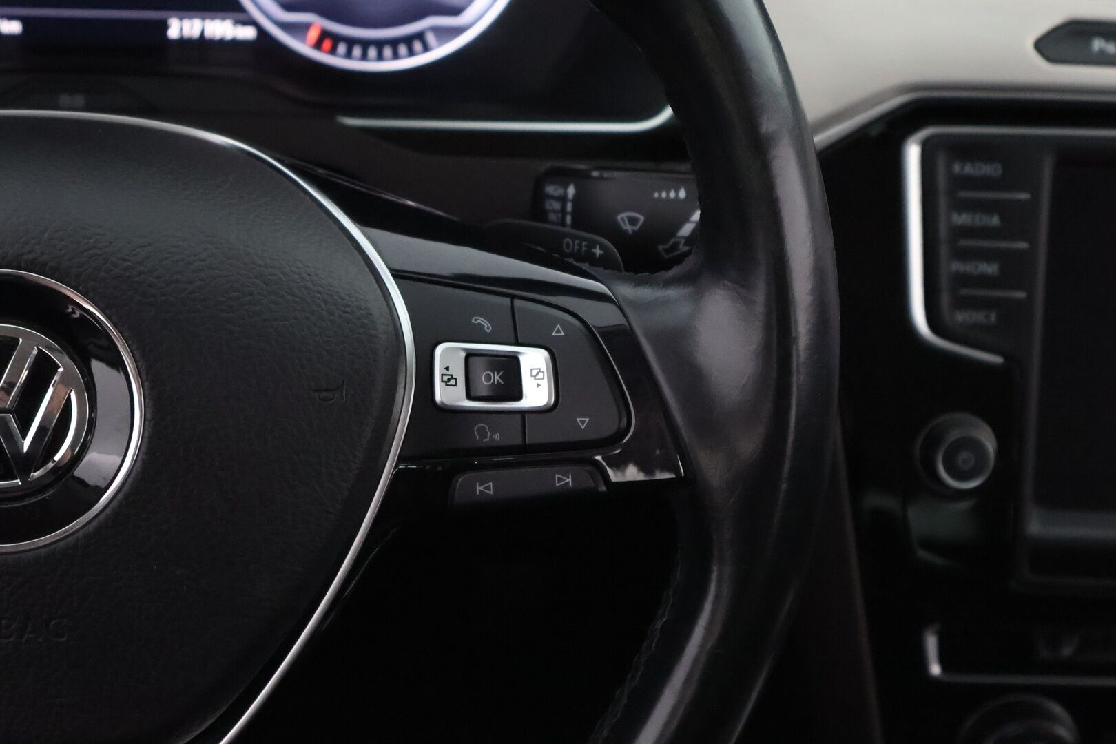 Volkswagen Passat 2015 Variant Highline 2,0 TDI Biturbo 176 kW (240 hv) BMT 4MOTION DSG-aut - Webasto / Adapt.vakkari / Ilmastoidut  ruskeat nahat / Hierova penkki / Digimittaristo / Adapt.LED / Vetokoukku / Siisti yksilö!