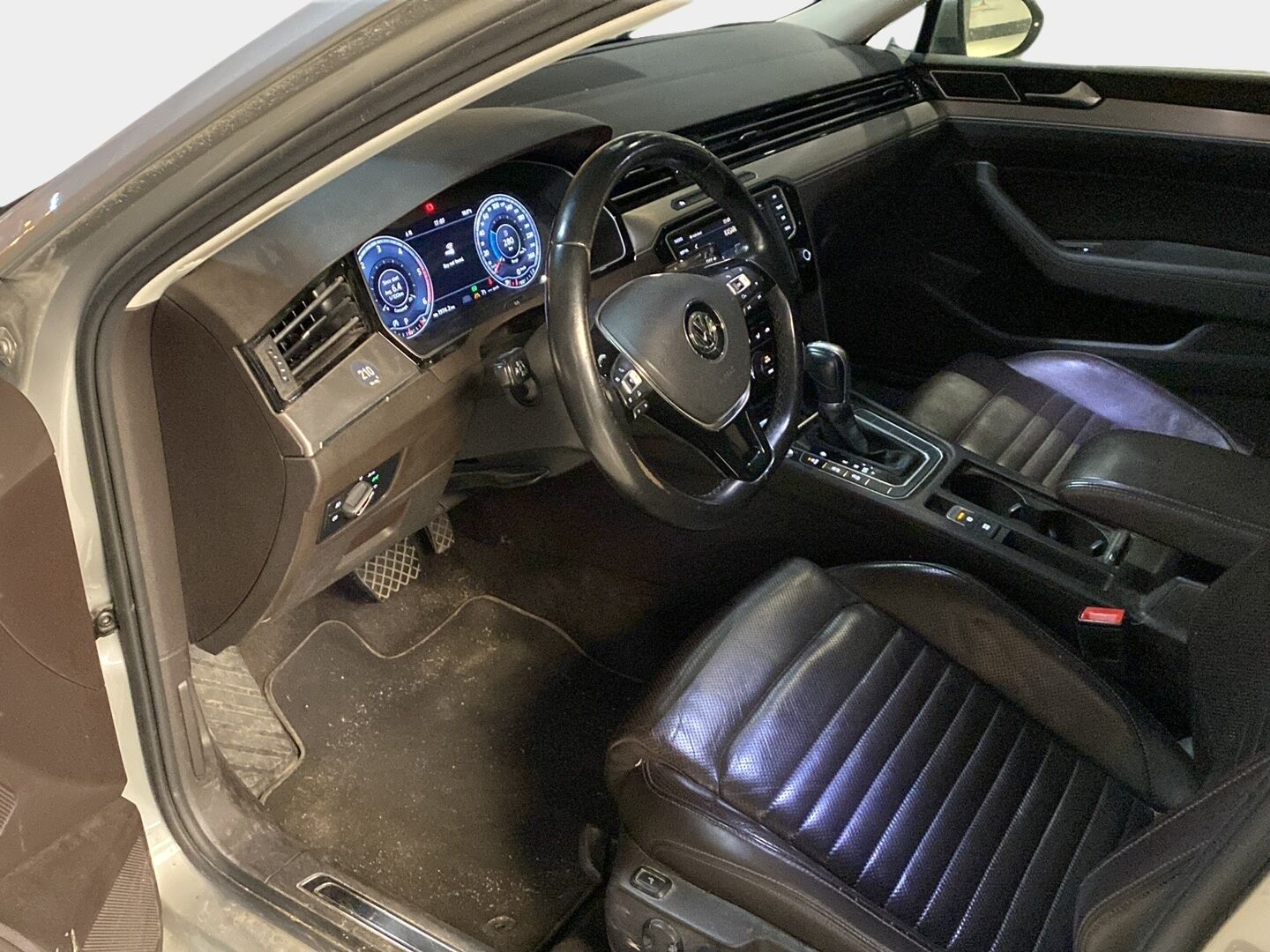 Volkswagen Passat 2015 Variant Highline 2,0 TDI Biturbo 176 kW (240 hv) BMT 4MOTION DSG-aut - Webasto / Adapt.vakkari / Ilmastoidut  ruskeat nahat / Hierova penkki / Digimittaristo / Adapt.LED / Vetokoukku / Siisti yksilö!
