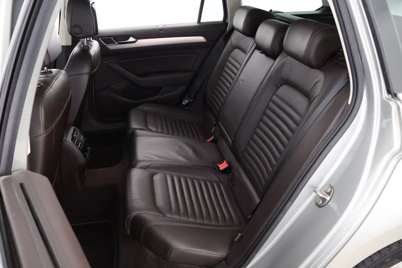 Volkswagen Passat 2015 Variant Highline 2,0 TDI Biturbo 176 kW (240 hv) BMT 4MOTION DSG-aut - Webasto / Adapt.vakkari / Ilmastoidut  ruskeat nahat / Hierova penkki / Digimittaristo / Adapt.LED / Vetokoukku / Siisti yksilö!