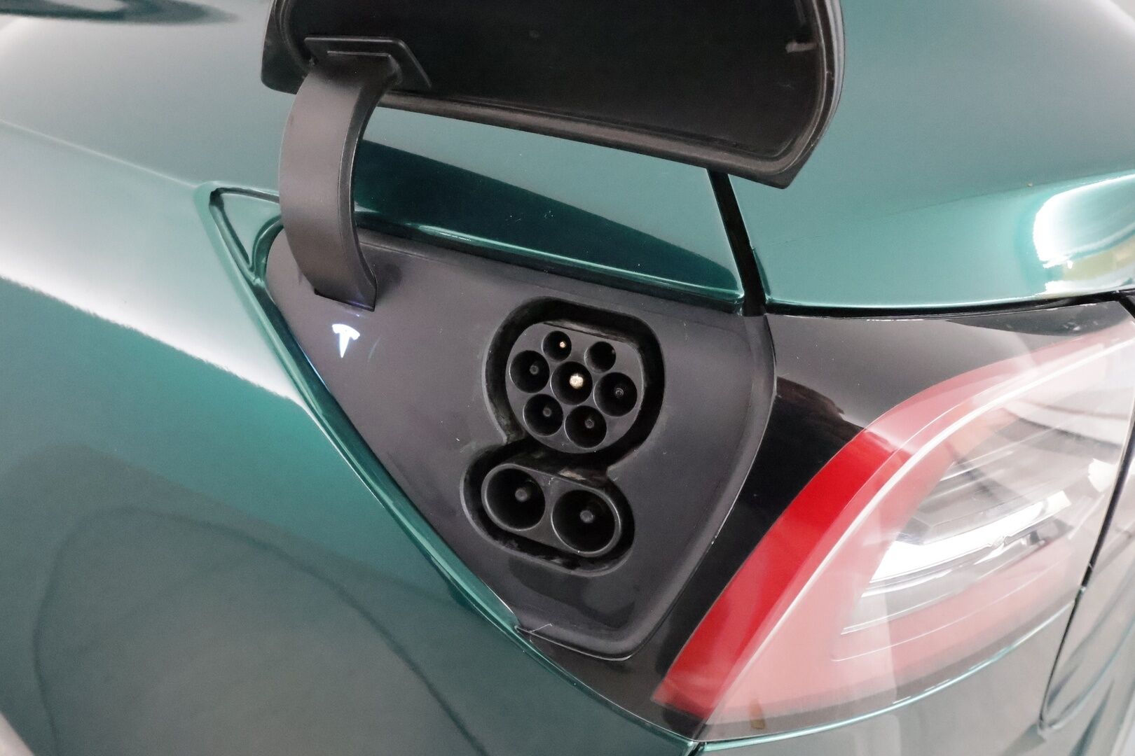 Tesla Model 3 2020 Long Range Dual Motor *Koukku / Lasikatto / ACC / LED / P.kamera / Muistipenkki / Navi / Kaistavahti / Premium Audio* - 2x Latauskaapelit / Kahdet Renkaat / Akku kuntotarkastettu SoH 92,1%