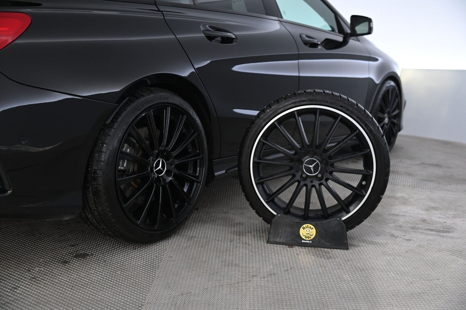 Mercedes-Benz CLA 45 AMG 2016 4Matic A Shooting Brake *Harman Kardon / Nahka Alcantara / Navigointi / Bi-Xenon* - Sportti Penkit / 2x Avain / 2x Renkaat / P-tutkat 