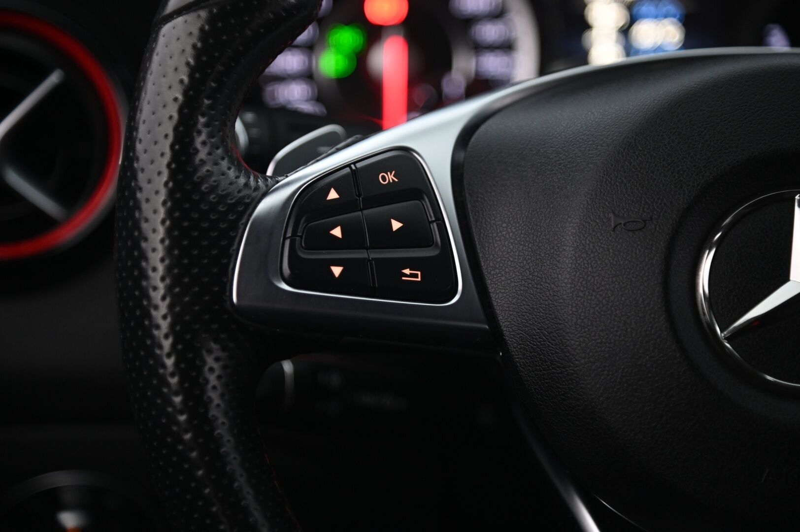 Mercedes-Benz CLA 45 AMG 2016 4Matic A Shooting Brake *Harman Kardon / Nahka Alcantara / Navigointi / Bi-Xenon* - Sportti Penkit / 2x Avain / 2x Renkaat / P-tutkat 