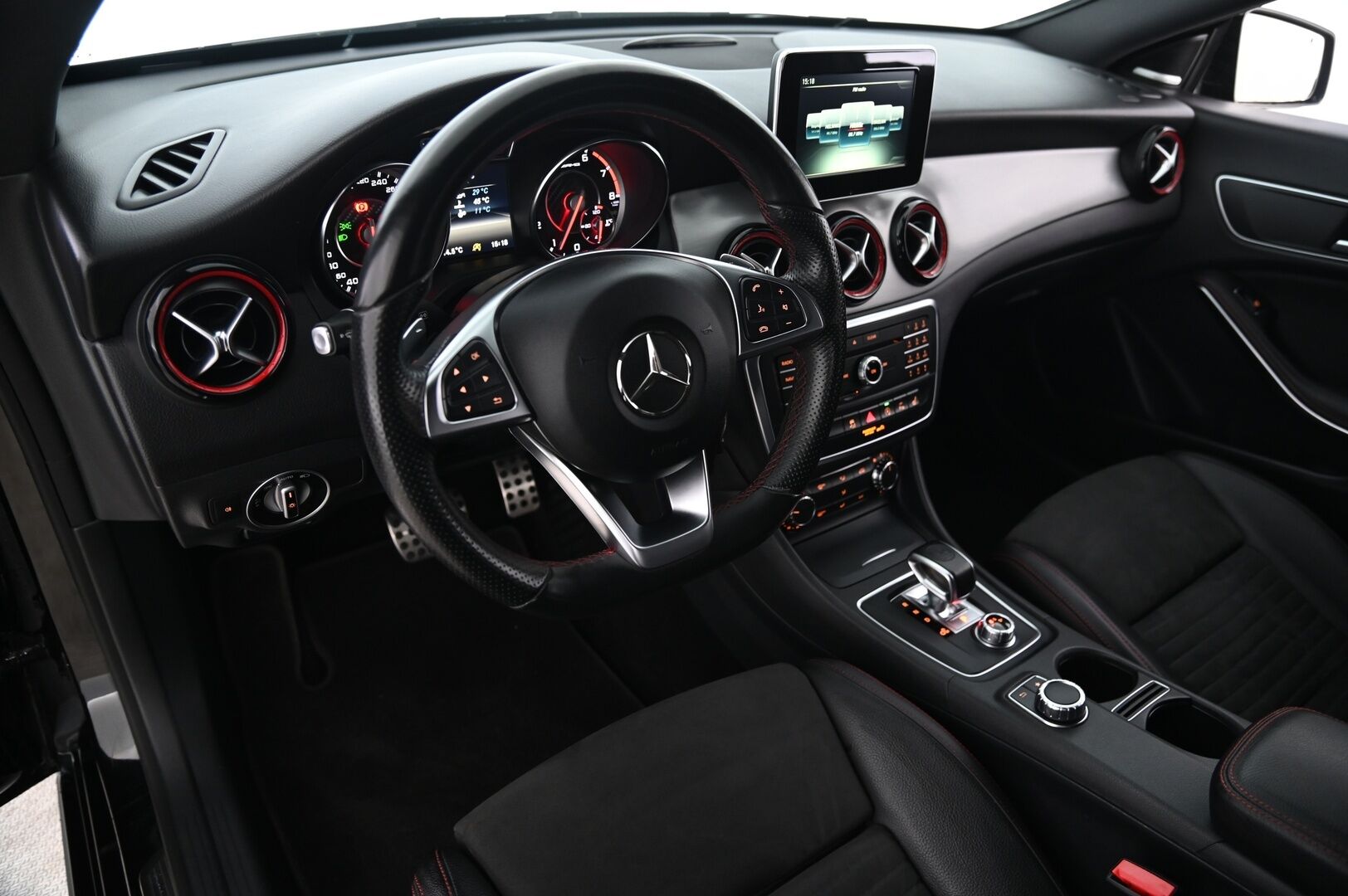 Mercedes-Benz CLA 45 AMG 2016 4Matic A Shooting Brake *Harman Kardon / Nahka Alcantara / Navigointi / Bi-Xenon* - Sportti Penkit / 2x Avain / 2x Renkaat / P-tutkat 