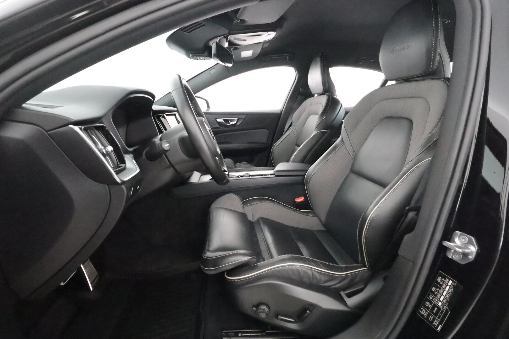 Volvo S60 2020 T5 AWD Business R-Design  *Webasto / ACC / Sporttipenkki Muistilla / Tutkat / H&K / LED-valot* - 3,99 % KORKOTARJOUS TÄHÄN AUTOON - Merkkihuoltohistoria! / Viimeisin huolto 130tkm /  Kahdet renkaat alumiinivanteilla! 