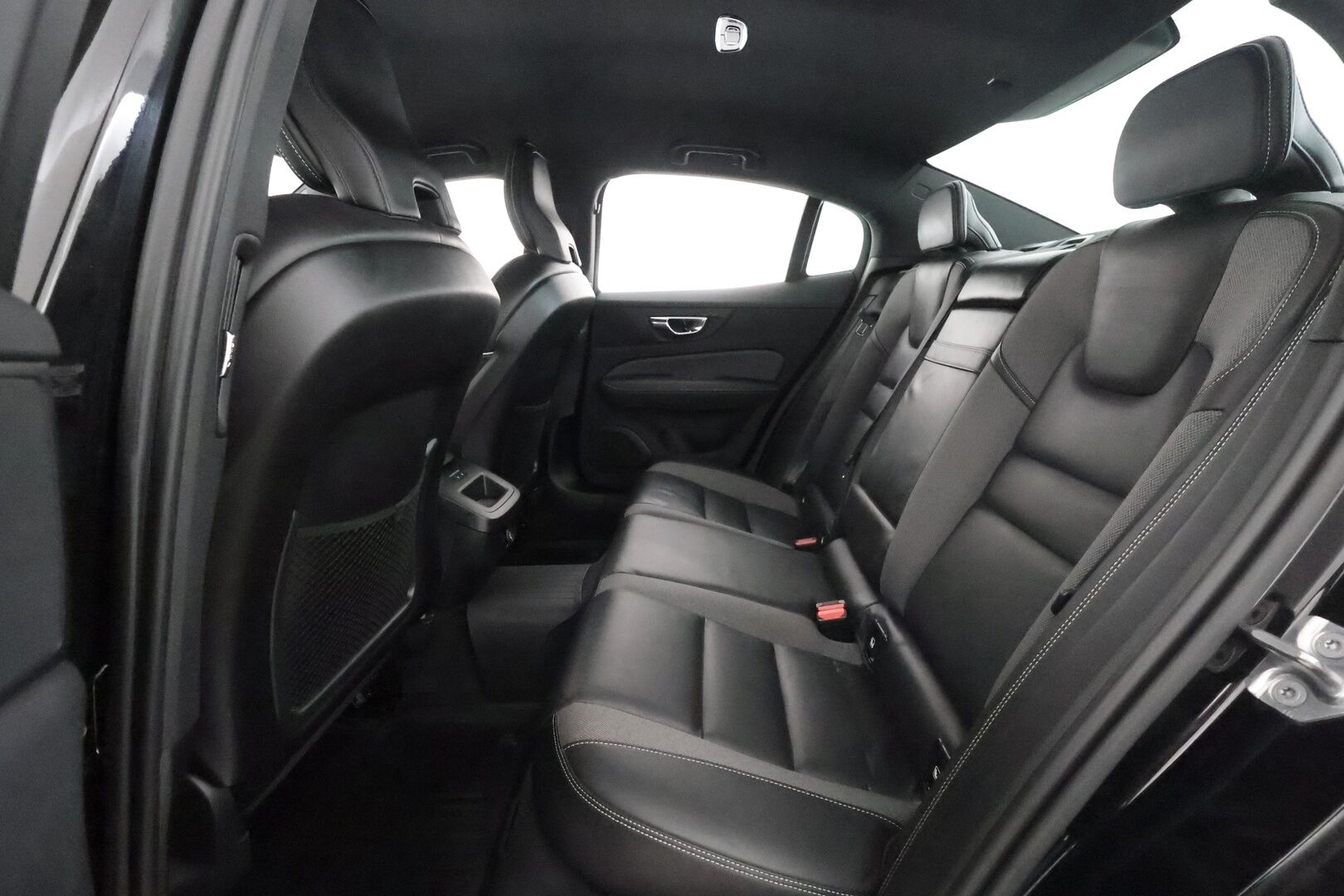 Volvo S60 2020 T5 AWD Business R-Design  *Webasto / ACC / Sporttipenkki Muistilla / Tutkat / H&K / LED-valot* - 3,99 % KORKOTARJOUS TÄHÄN AUTOON - Merkkihuoltohistoria! / Viimeisin huolto 130tkm /  Kahdet renkaat alumiinivanteilla! 