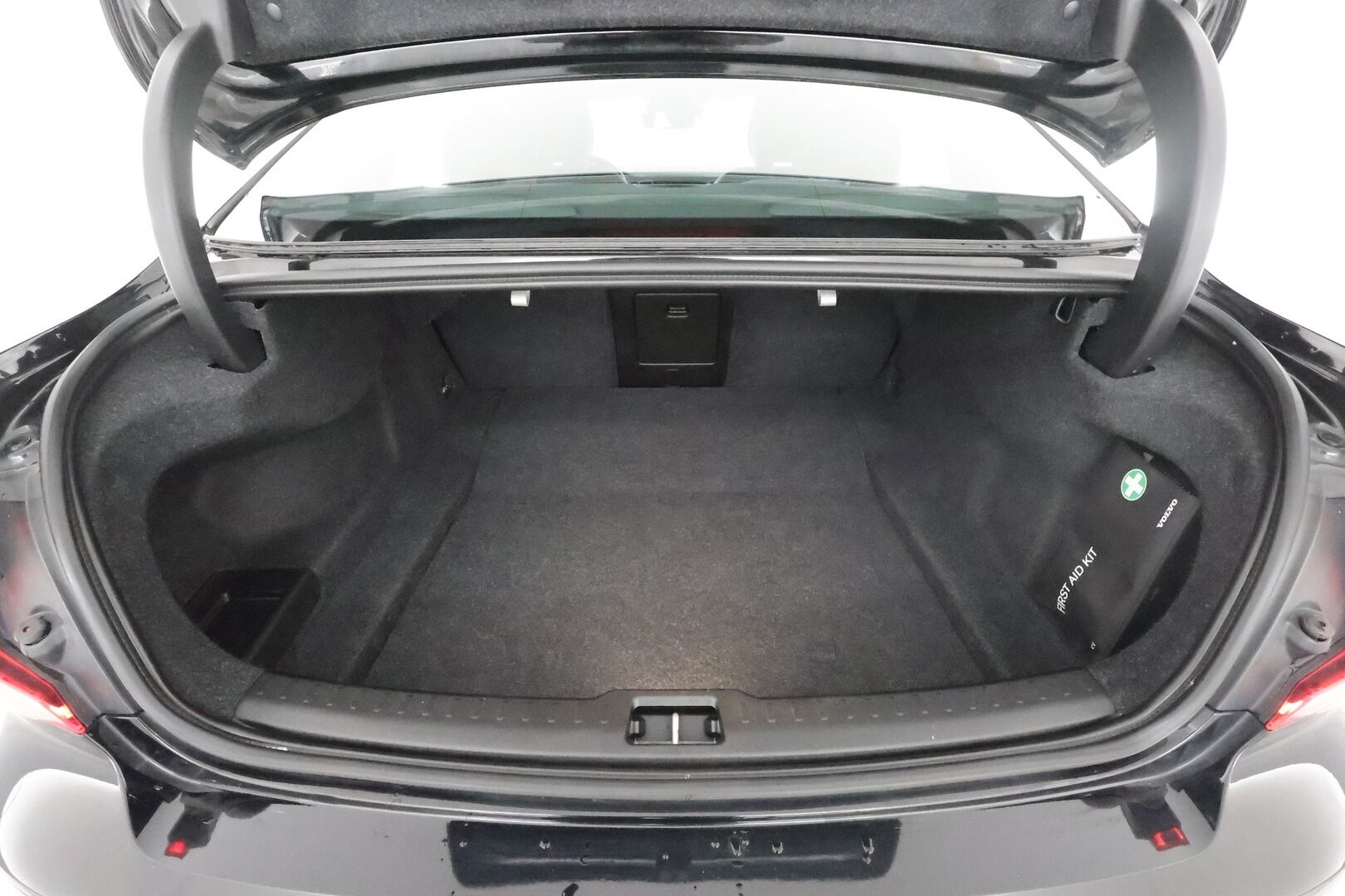 Volvo S60 2020 T5 AWD Business R-Design  *Webasto / ACC / Sporttipenkki Muistilla / Tutkat / H&K / LED-valot* - 3,99 % KORKOTARJOUS TÄHÄN AUTOON - Merkkihuoltohistoria! / Viimeisin huolto 130tkm /  Kahdet renkaat alumiinivanteilla! 