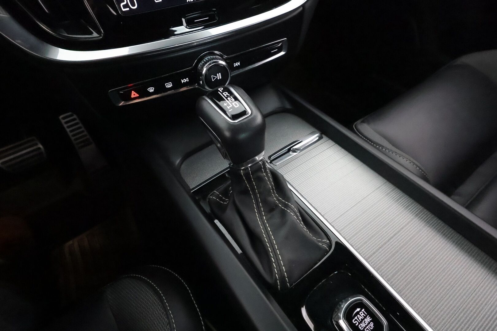 Volvo S60 2020 T5 AWD Business R-Design  *Webasto / ACC / Sporttipenkki Muistilla / Tutkat / H&K / LED-valot* - 3,99 % KORKOTARJOUS TÄHÄN AUTOON - Merkkihuoltohistoria! / Viimeisin huolto 130tkm /  Kahdet renkaat alumiinivanteilla! 