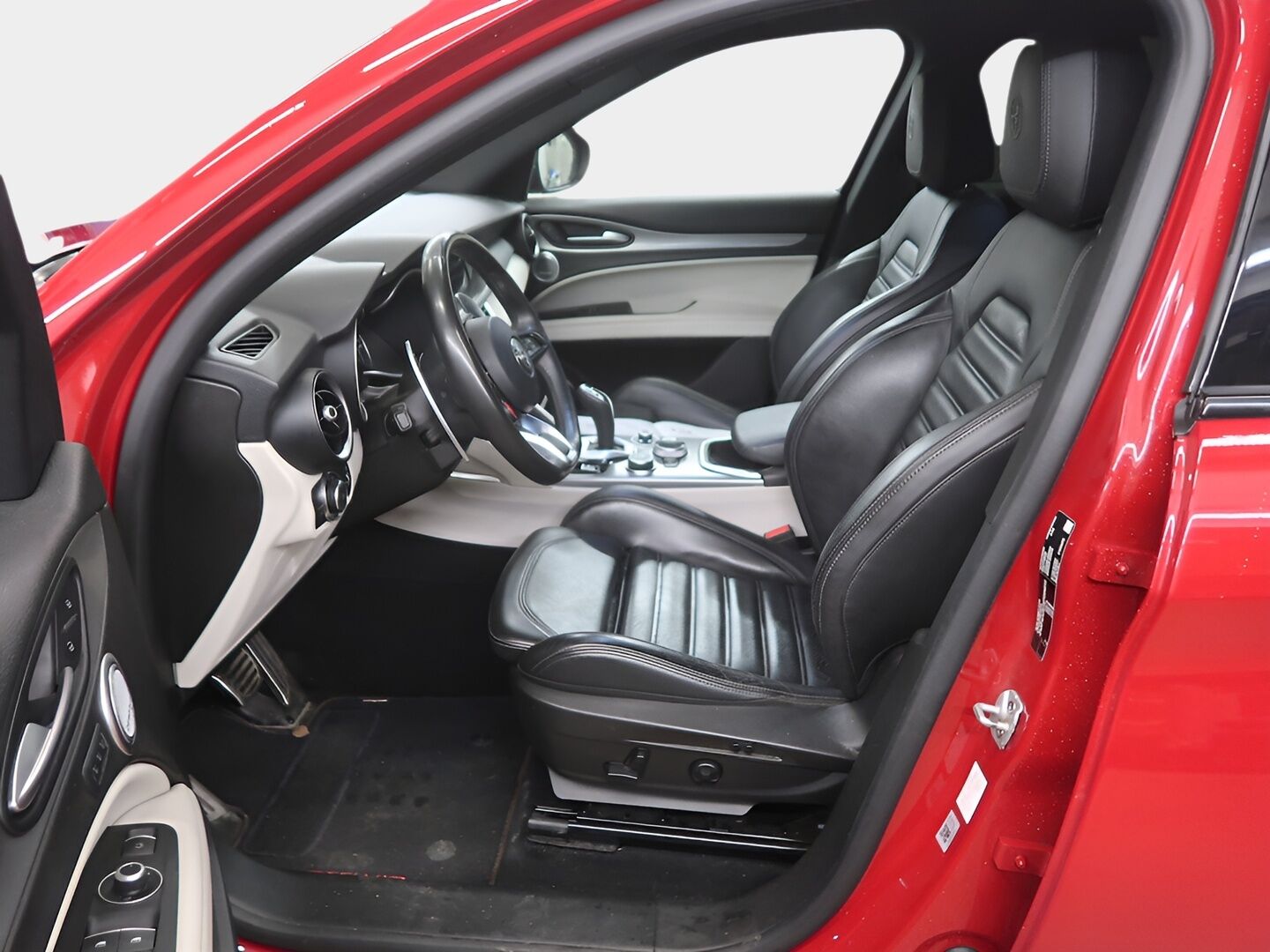 Alfa Romeo Stelvio 2022 2,0 Bensiini 280hp AT8 AWD Veloce Launch * ACC / P.kamera / Webasto / Muistipenkki / H&K / Navi / Sporttipenkit / KeylessGo * - 1.Om Suomi-auto / Kahdet renkaat aluvanteilla / Merkkihuollettu / Huippusiisti kattavilla varusteilla!