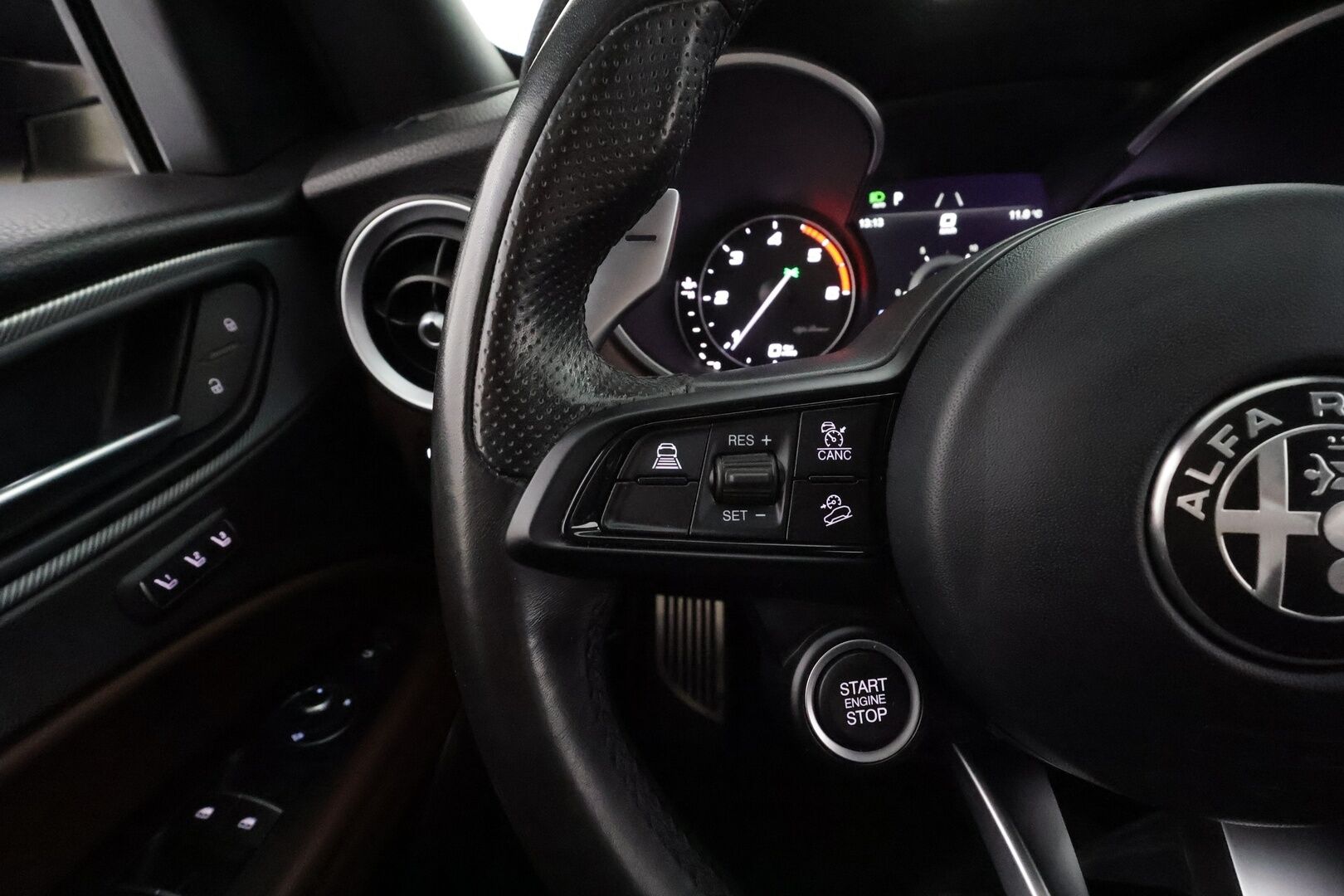 Alfa Romeo Stelvio 2022 2,2 Diesel 210hp AT8 AWD Veloce * ACC / P.kamera / Ruskeat sporttinahat / Muistipenkki / Lohko+Sisä / KeylessGo / Sähköluukku * - 1.Om Suomi-auto / Kahdet renkaat aluvanteilla