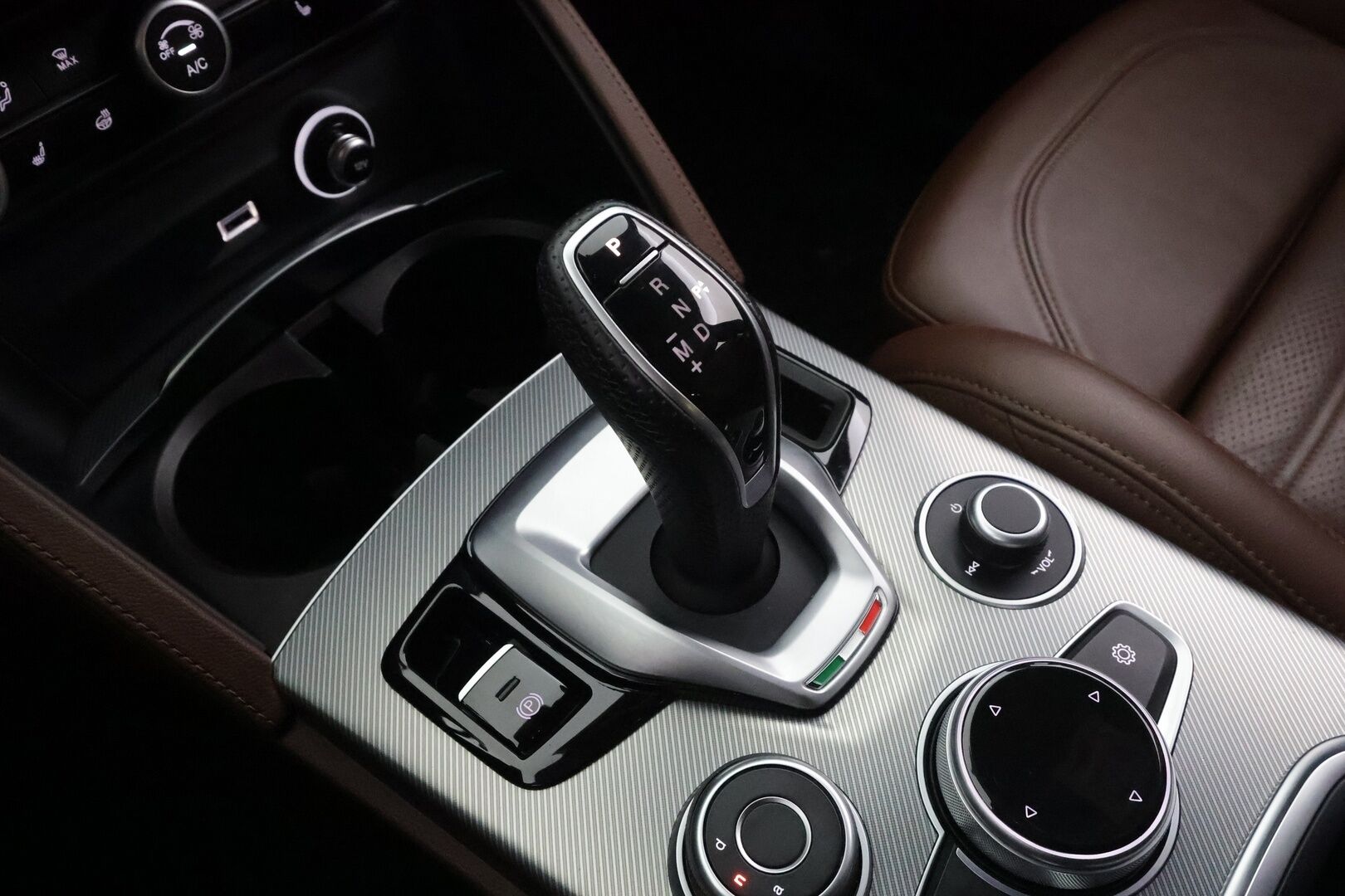 Alfa Romeo Stelvio 2022 2,2 Diesel 210hp AT8 AWD Veloce * ACC / P.kamera / Ruskeat sporttinahat / Muistipenkki / Lohko+Sisä / KeylessGo / Sähköluukku * - 1.Om Suomi-auto / Kahdet renkaat aluvanteilla