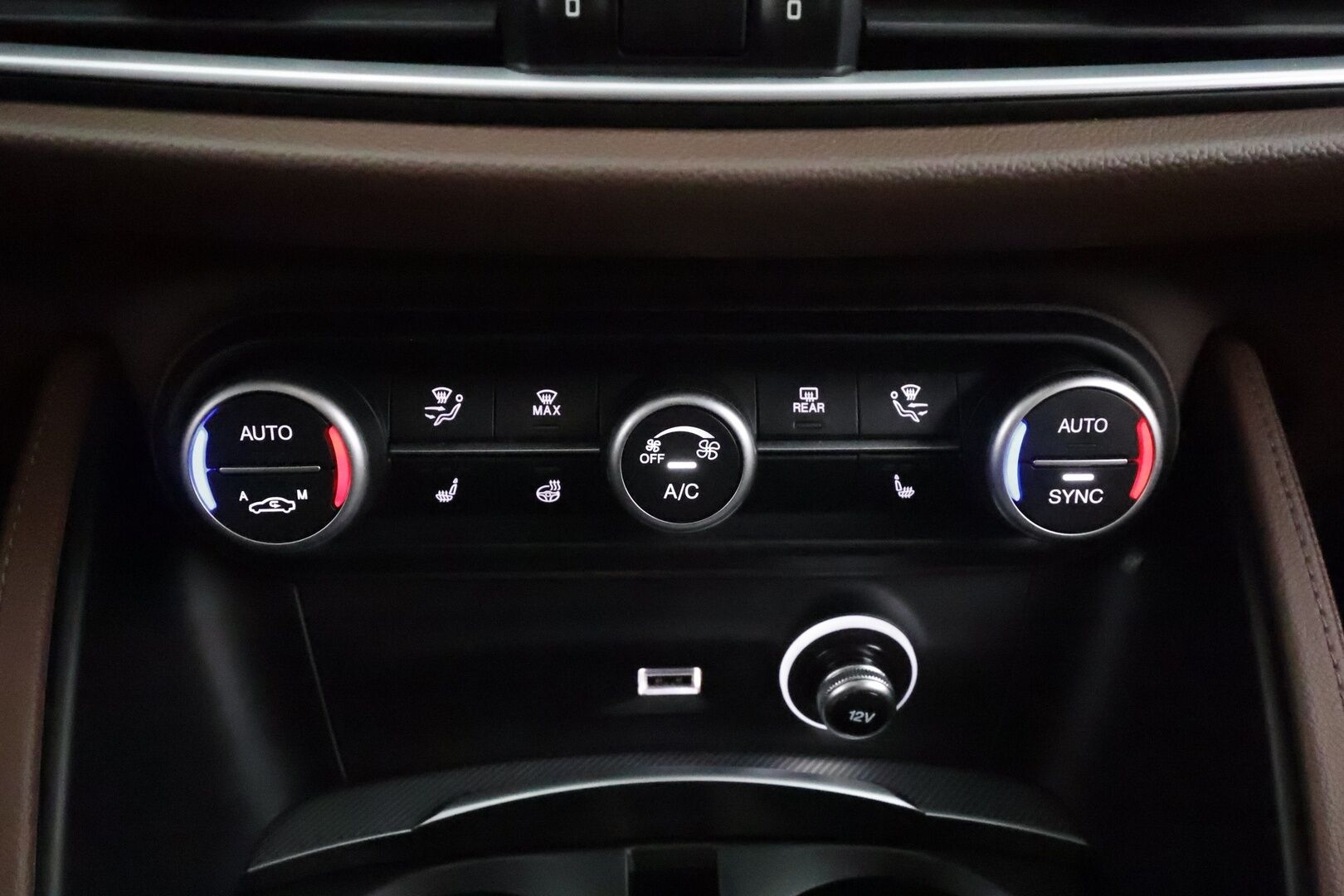 Alfa Romeo Stelvio 2022 2,2 Diesel 210hp AT8 AWD Veloce * ACC / P.kamera / Ruskeat sporttinahat / Muistipenkki / Lohko+Sisä / KeylessGo / Sähköluukku * - 1.Om Suomi-auto / Kahdet renkaat aluvanteilla