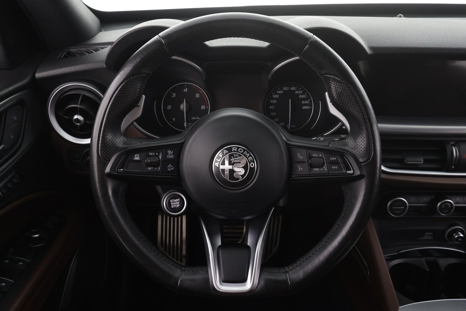 Alfa Romeo Stelvio 2022 2,2 Diesel 210hp AT8 AWD Veloce * ACC / P.kamera / Ruskeat sporttinahat / Muistipenkki / Lohko+Sisä / KeylessGo / Sähköluukku * - 1.Om Suomi-auto / Kahdet renkaat aluvanteilla