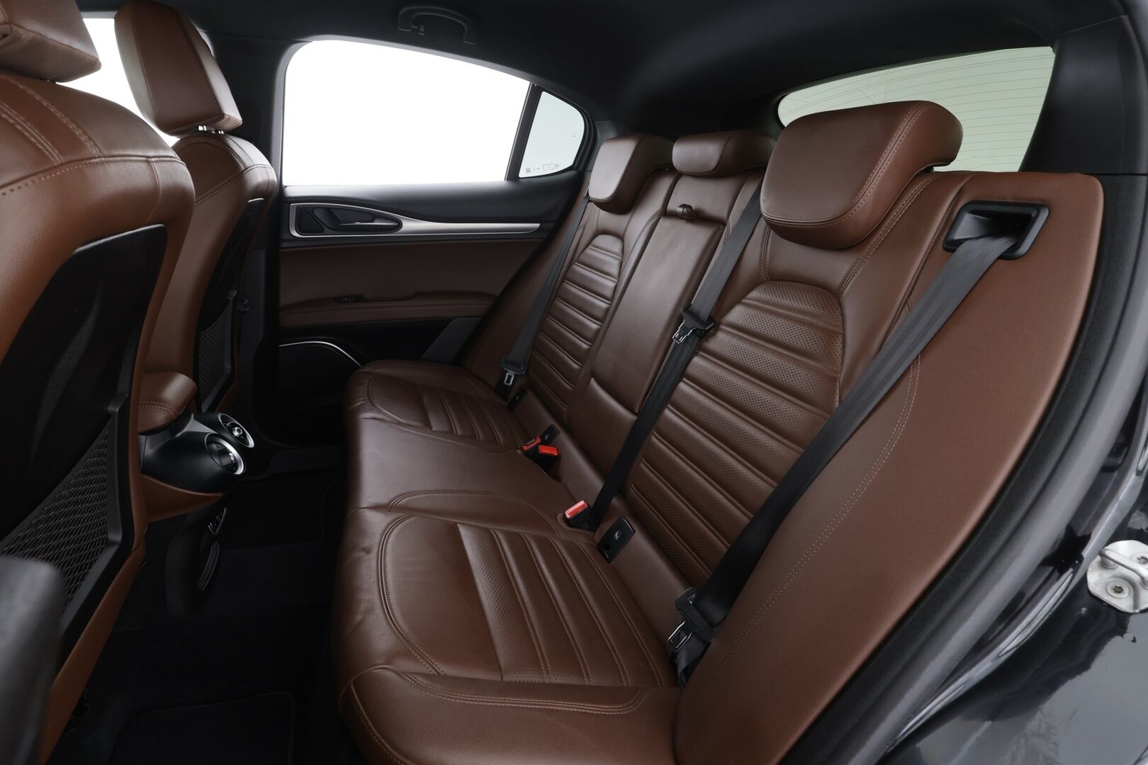 Alfa Romeo Stelvio 2022 2,2 Diesel 210hp AT8 AWD Veloce * ACC / P.kamera / Ruskeat sporttinahat / Muistipenkki / Lohko+Sisä / KeylessGo / Sähköluukku * - 1.Om Suomi-auto / Kahdet renkaat aluvanteilla