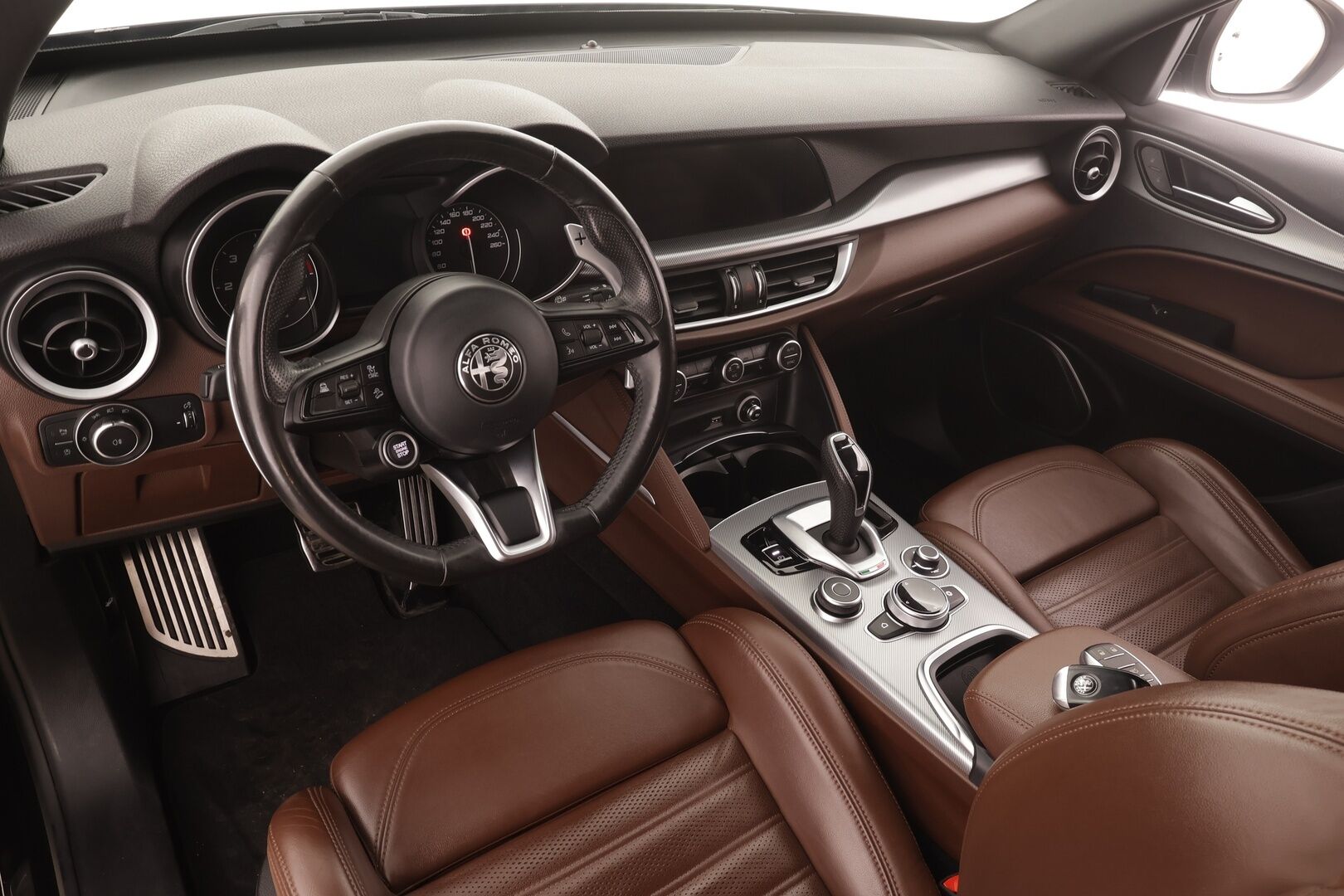 Alfa Romeo Stelvio 2022 2,2 Diesel 210hp AT8 AWD Veloce * ACC / P.kamera / Ruskeat sporttinahat / Muistipenkki / Lohko+Sisä / KeylessGo / Sähköluukku * - 1.Om Suomi-auto / Kahdet renkaat aluvanteilla