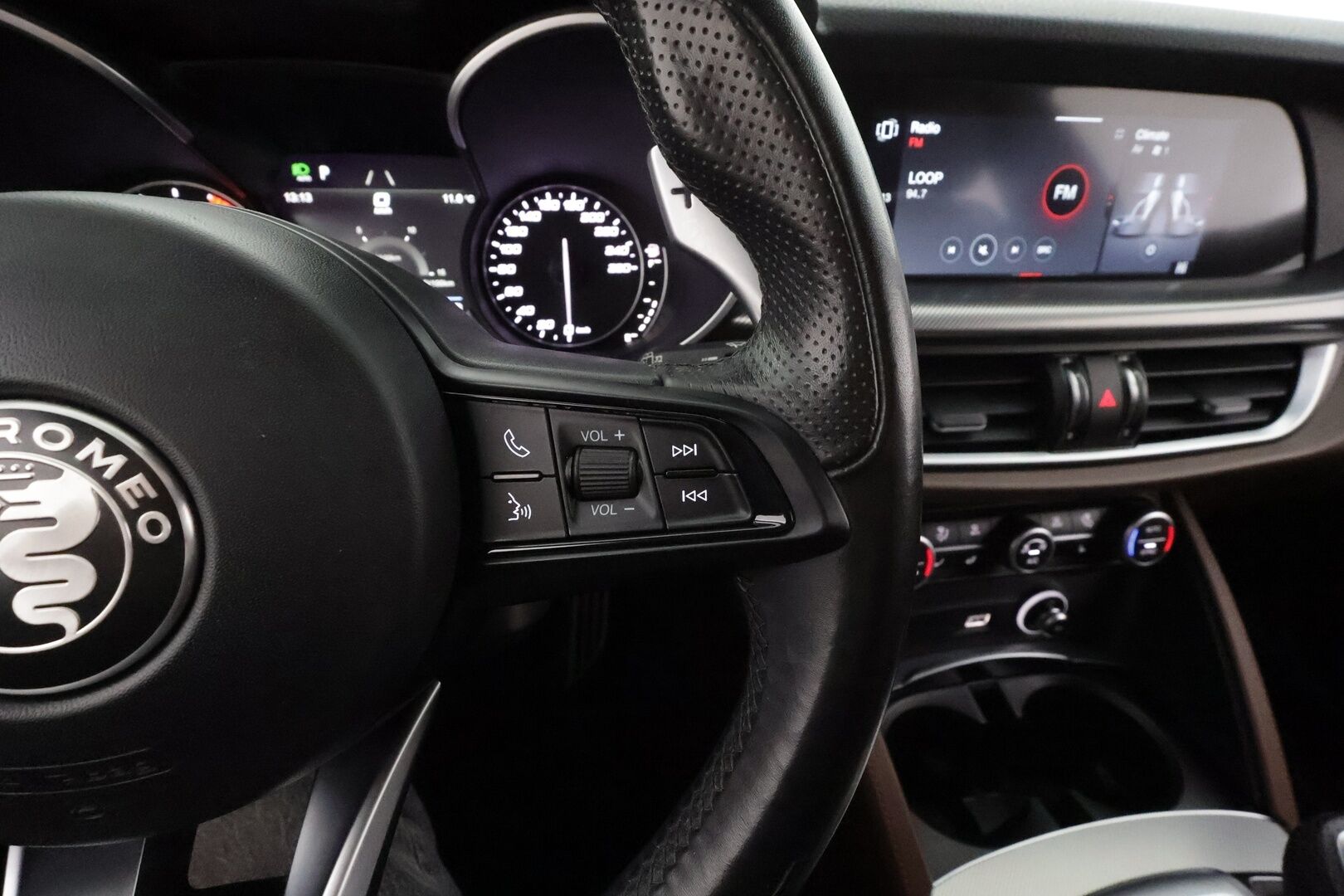 Alfa Romeo Stelvio 2022 2,2 Diesel 210hp AT8 AWD Veloce * ACC / P.kamera / Ruskeat sporttinahat / Muistipenkki / Lohko+Sisä / KeylessGo / Sähköluukku * - 1.Om Suomi-auto / Kahdet renkaat aluvanteilla