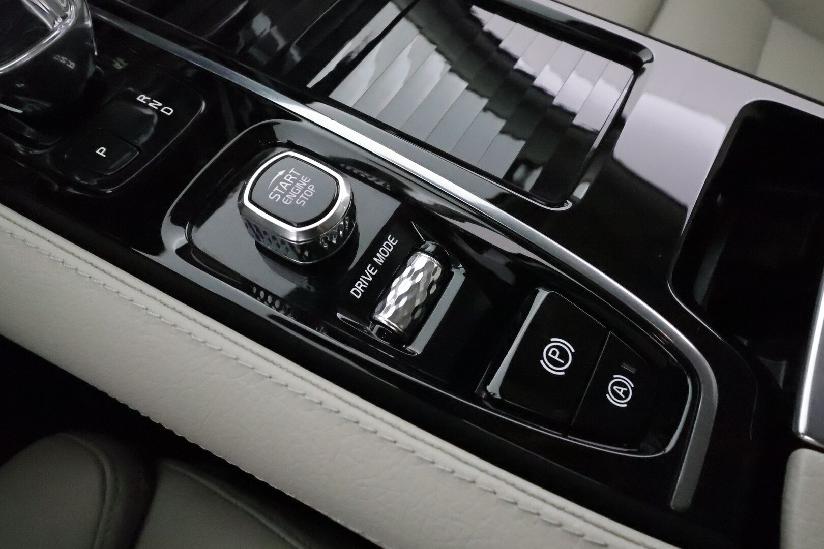 Volvo V60 2021 T6 TwE AWD Business Inscription aut *ACC / P.kamera / Full LED / Muistipenkki / Koukku / BLIS / Webasto / Vaaleat nahat* - Suomi-auto / Kahdet renkaat aluvanteilla / Merkkihuollettu