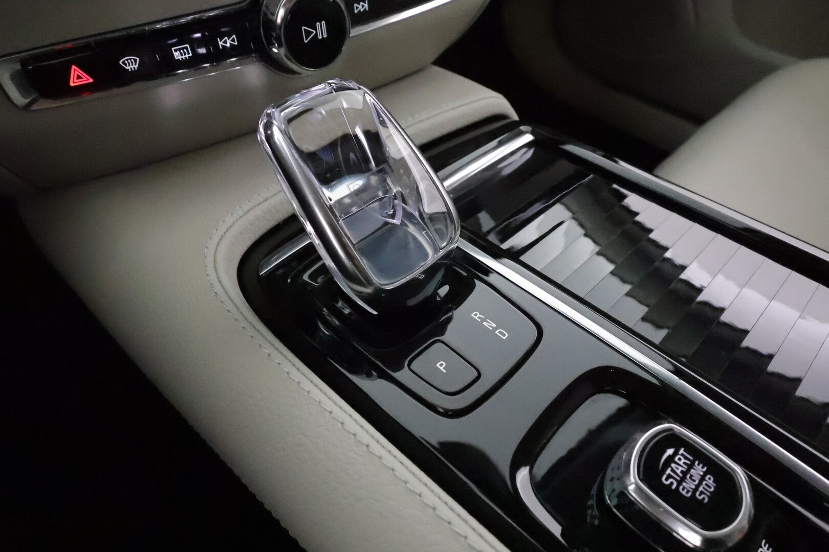 Volvo V60 2021 T6 TwE AWD Business Inscription aut *ACC / P.kamera / Full LED / Muistipenkki / Koukku / BLIS / Webasto / Vaaleat nahat* - Suomi-auto / Kahdet renkaat aluvanteilla / Merkkihuollettu