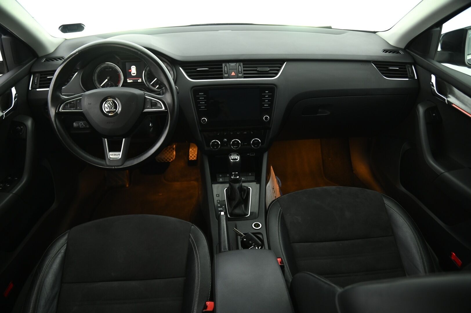 Skoda Octavia 2018 1,8 Combi TSI 4X4 Scout DSG Autom *Webasto / ACC / P. Kamera / Koukku / Nahka-alcantara / Smartlink* - Korkea maavara / Sopii kaikille teille!