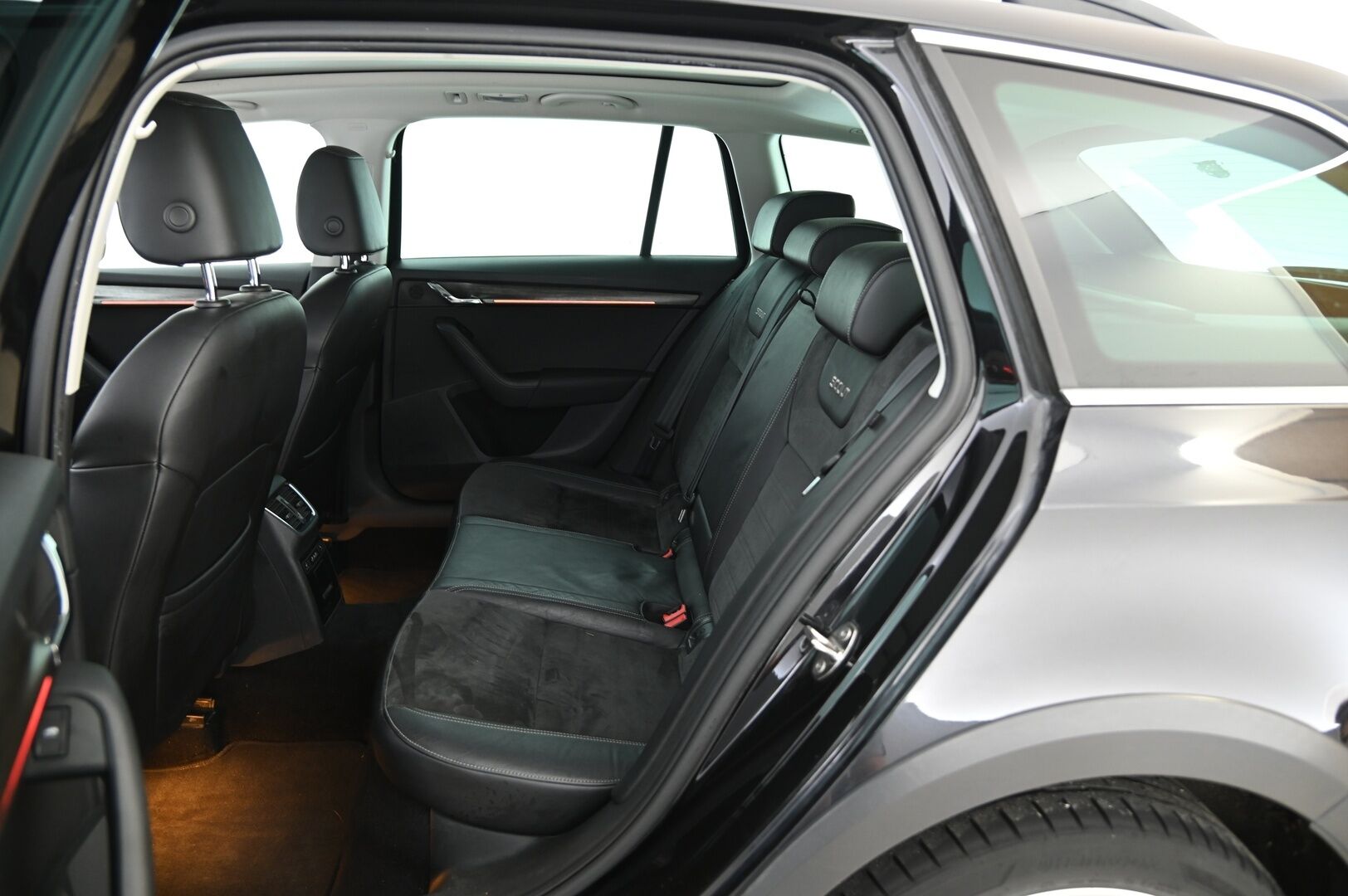 Skoda Octavia 2018 1,8 Combi TSI 4X4 Scout DSG Autom *Webasto / ACC / P. Kamera / Koukku / Nahka-alcantara / Smartlink* - Korkea maavara / Sopii kaikille teille!