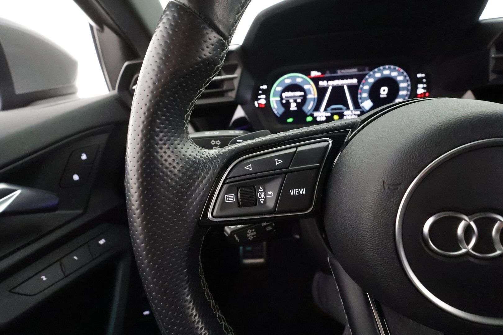 Audi A3 2021 Sportback Business S line 40 TFSI e 150kW S tronic * ACC / Muistipenkki / Panorama / P-Kamera / Nardo Grey / KeylessGo * - 1.Om Suomi-auto / Akku kuntotarkastettu / Kahdet renkaat aluvanteilla / Hyvät varusteet