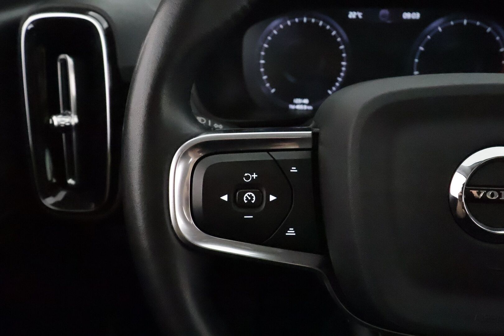 Volvo XC40 2021 B4 AWD MHEV Business aut - 1OM Suomiauto / Webasto / Adapt.Vakkari / Vetokoukku / Peruutuskamera / Ratinlämmitys / Apple&Android / Hyvät varusteet!