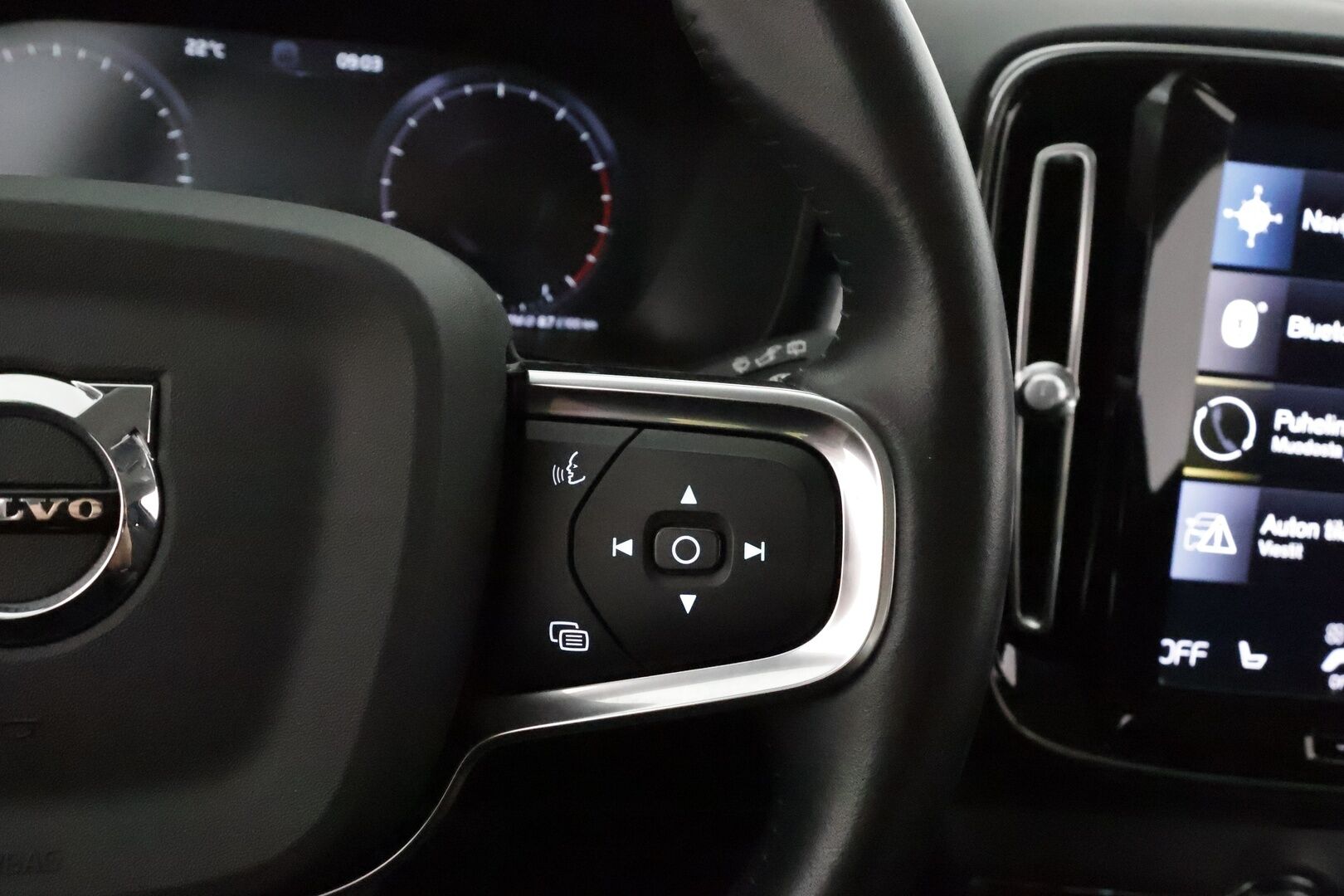 Volvo XC40 2021 B4 AWD MHEV Business aut - 3,99 % KORKOTARJOUS TÄHÄN AUTOON - 1OM Suomiauto / Webasto / Adapt.Vakkari / Vetokoukku / Peruutuskamera / Ratinlämmitys / Apple&Android / Hyvät varusteet!