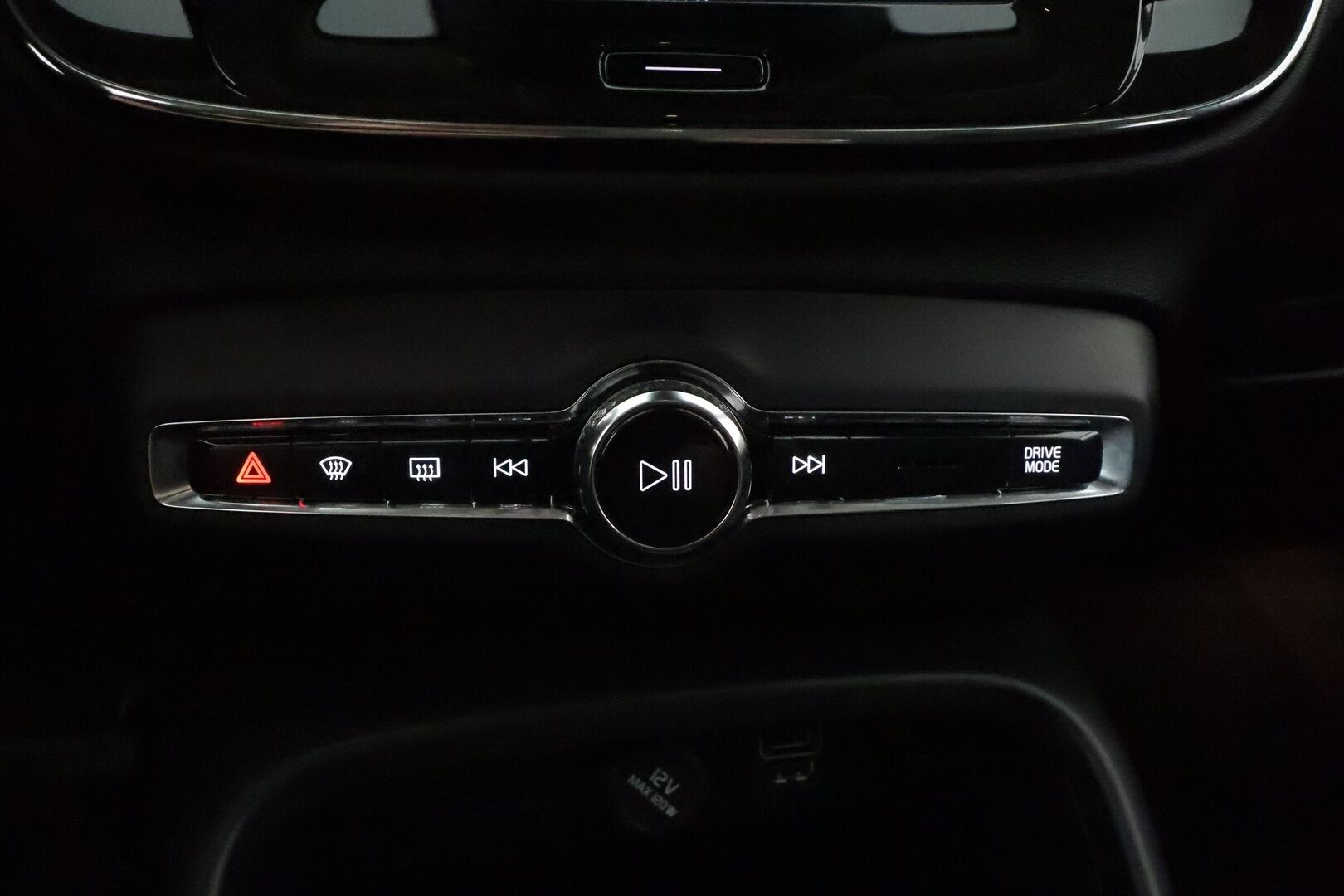 Volvo XC40 2021 B4 AWD MHEV Business aut - 3,99 % KORKOTARJOUS TÄHÄN AUTOON - 1OM Suomiauto / Webasto / Adapt.Vakkari / Vetokoukku / Peruutuskamera / Ratinlämmitys / Apple&Android / Hyvät varusteet!