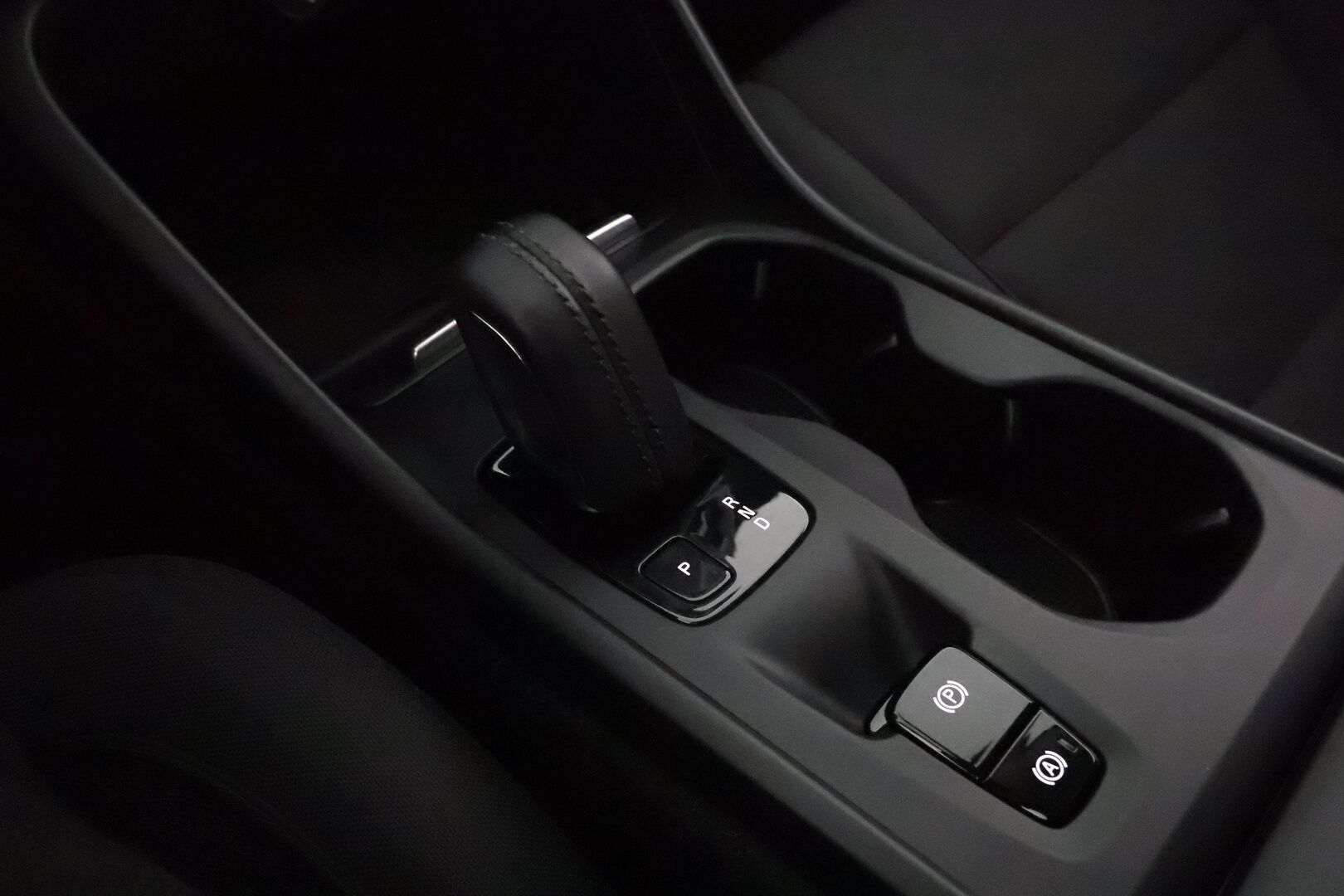 Volvo XC40 2021 B4 AWD MHEV Business aut - 3,99 % KORKOTARJOUS TÄHÄN AUTOON - 1OM Suomiauto / Webasto / Adapt.Vakkari / Vetokoukku / Peruutuskamera / Ratinlämmitys / Apple&Android / Hyvät varusteet!