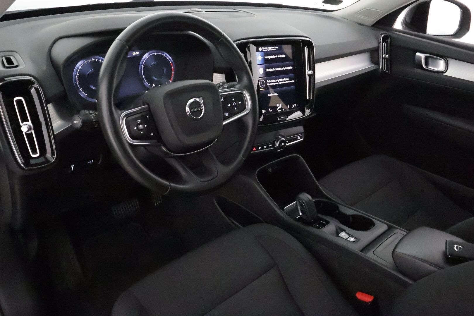 Volvo XC40 2021 B4 AWD MHEV Business aut - 3,99 % KORKOTARJOUS TÄHÄN AUTOON - 1OM Suomiauto / Webasto / Adapt.Vakkari / Vetokoukku / Peruutuskamera / Ratinlämmitys / Apple&Android / Hyvät varusteet!