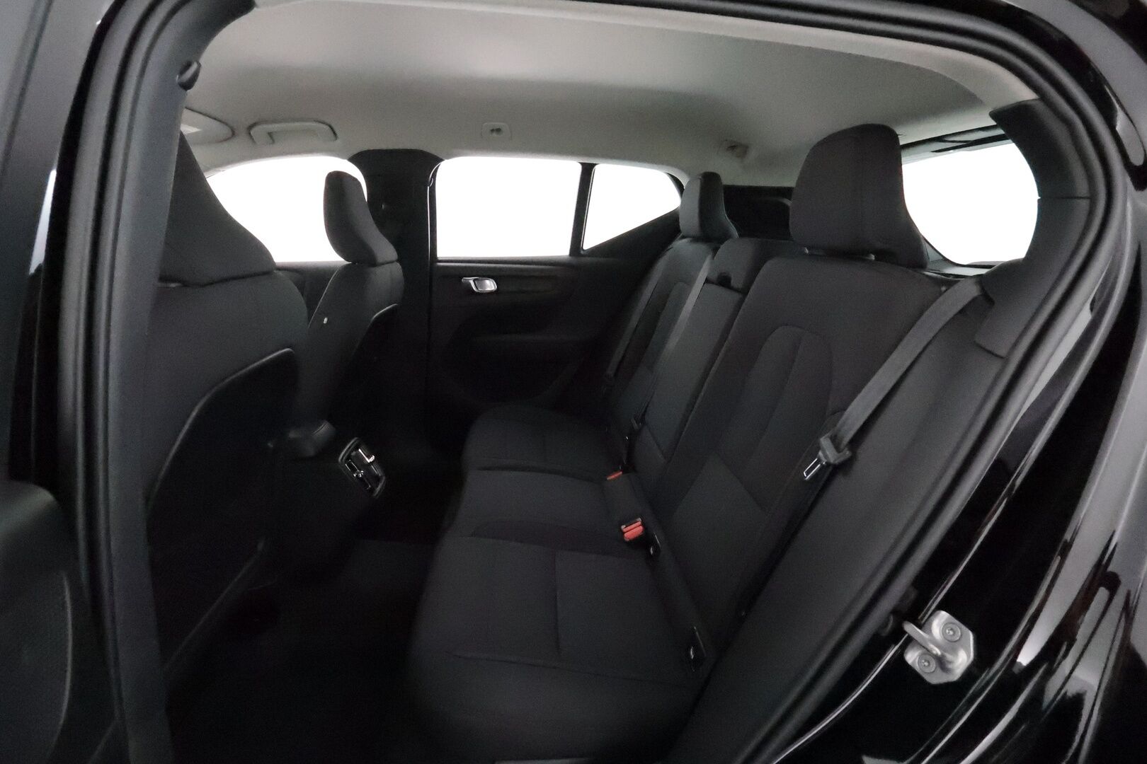 Volvo XC40 2021 B4 AWD MHEV Business aut - 3,99 % KORKOTARJOUS TÄHÄN AUTOON - 1OM Suomiauto / Webasto / Adapt.Vakkari / Vetokoukku / Peruutuskamera / Ratinlämmitys / Apple&Android / Hyvät varusteet!